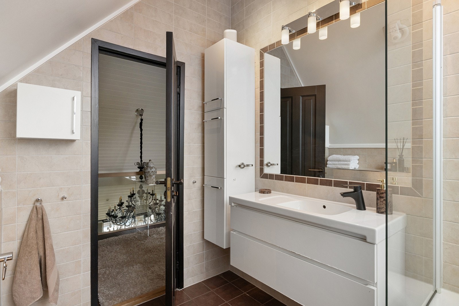 Flislagt bad med tidløst uttrykk og praktisk utforming. Badet har fliser på både gulv og vegger, og er utstyrt med behagelig gulvvarme. Galleribilde