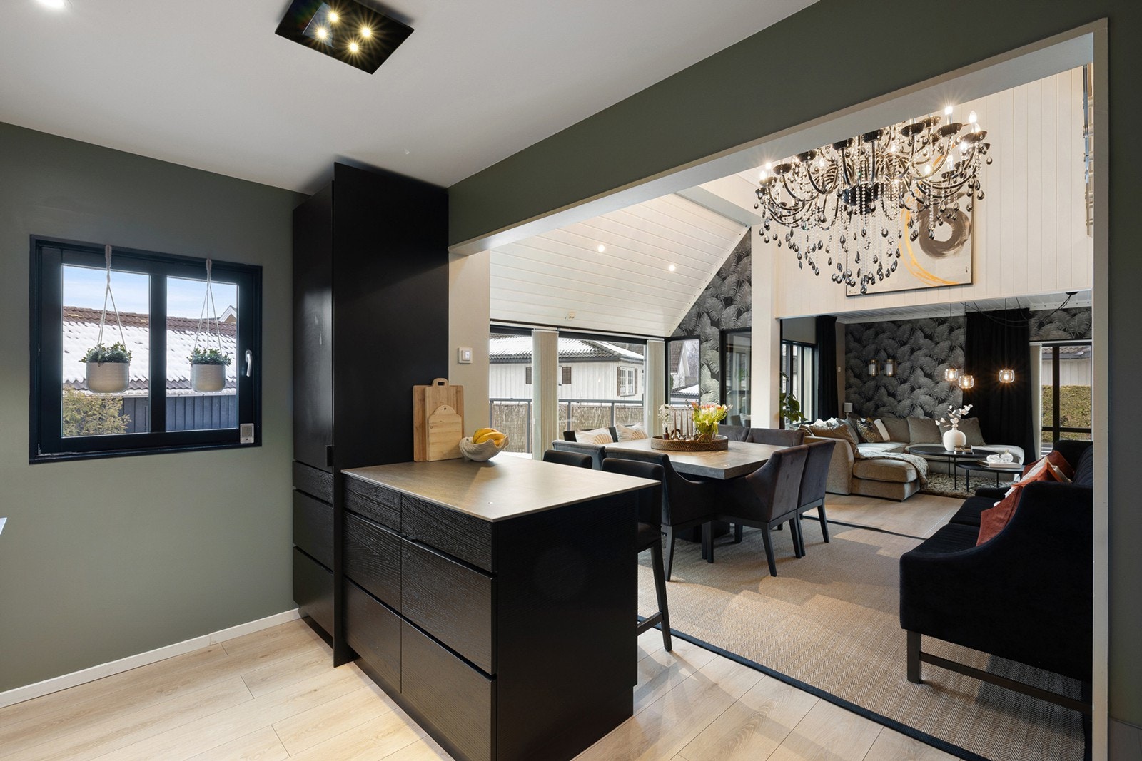 I tilknytning til kjøkkenet er det en praktisk matbod, som gir gode oppbevaringsmuligheter for tørrvarer og kjøkkenutstyr. Galleribilde