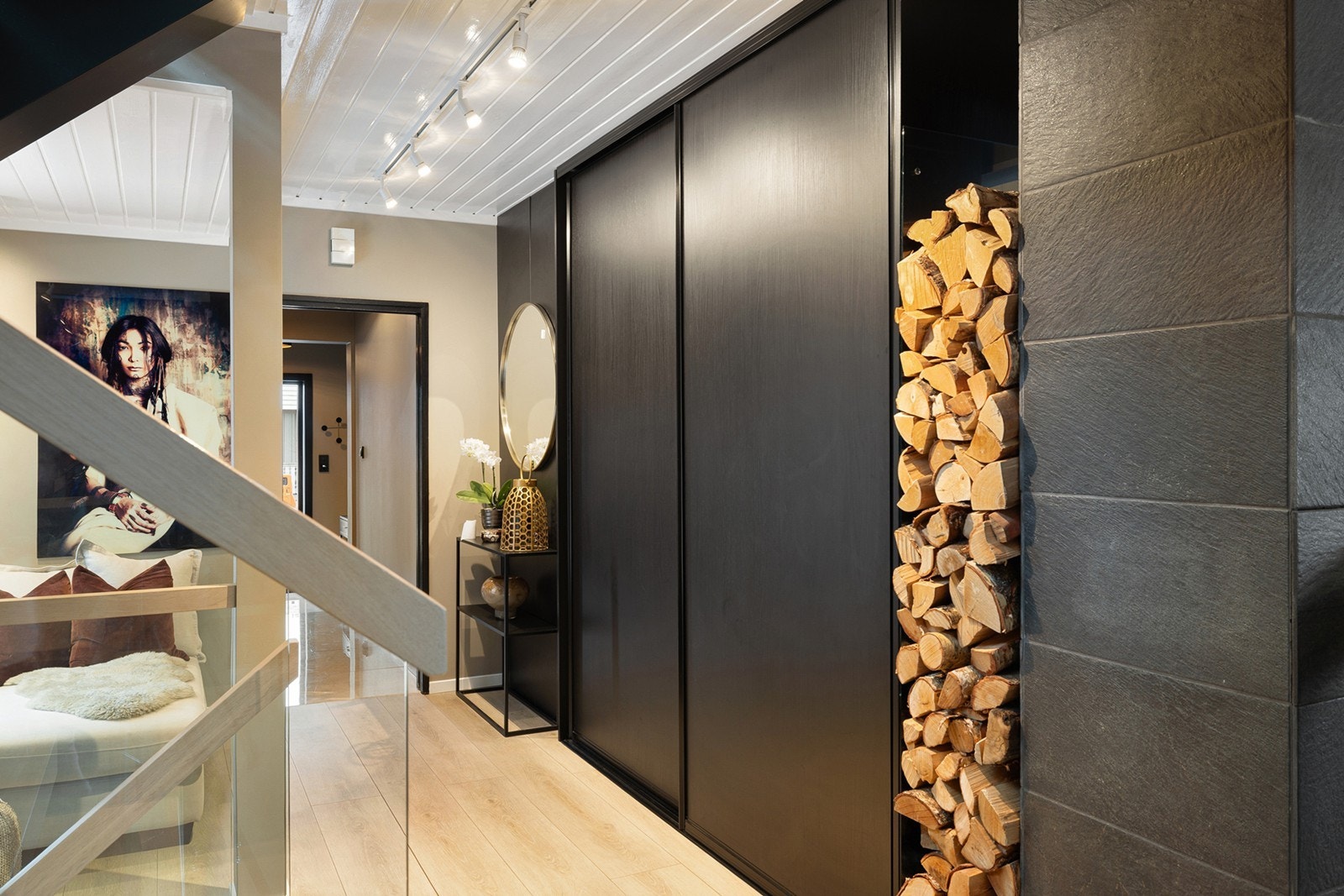 Fra entréen ledes du videre inn i en romslig og gjennomgående gang med gode oppbevaringsløsninger i garderobe med skyvedører. Galleribilde