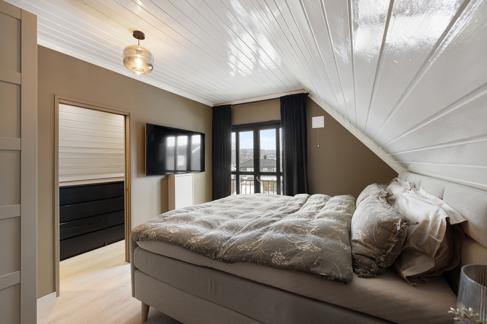 Soverommet har direkte tilknytning til praktisk walk-in garderobe med gode oppbevaringsløsninger. Galleribilde