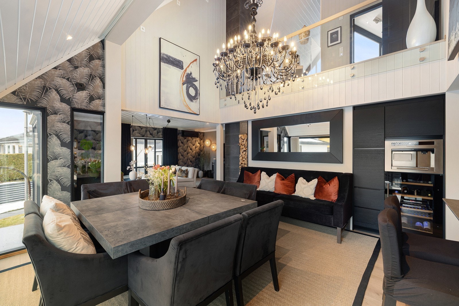 Rommet ligger naturlig plassert mellom kjøkken og stue, noe som skaper en praktisk og sosial løsning for både hverdagsliv og selskap. Galleribilde