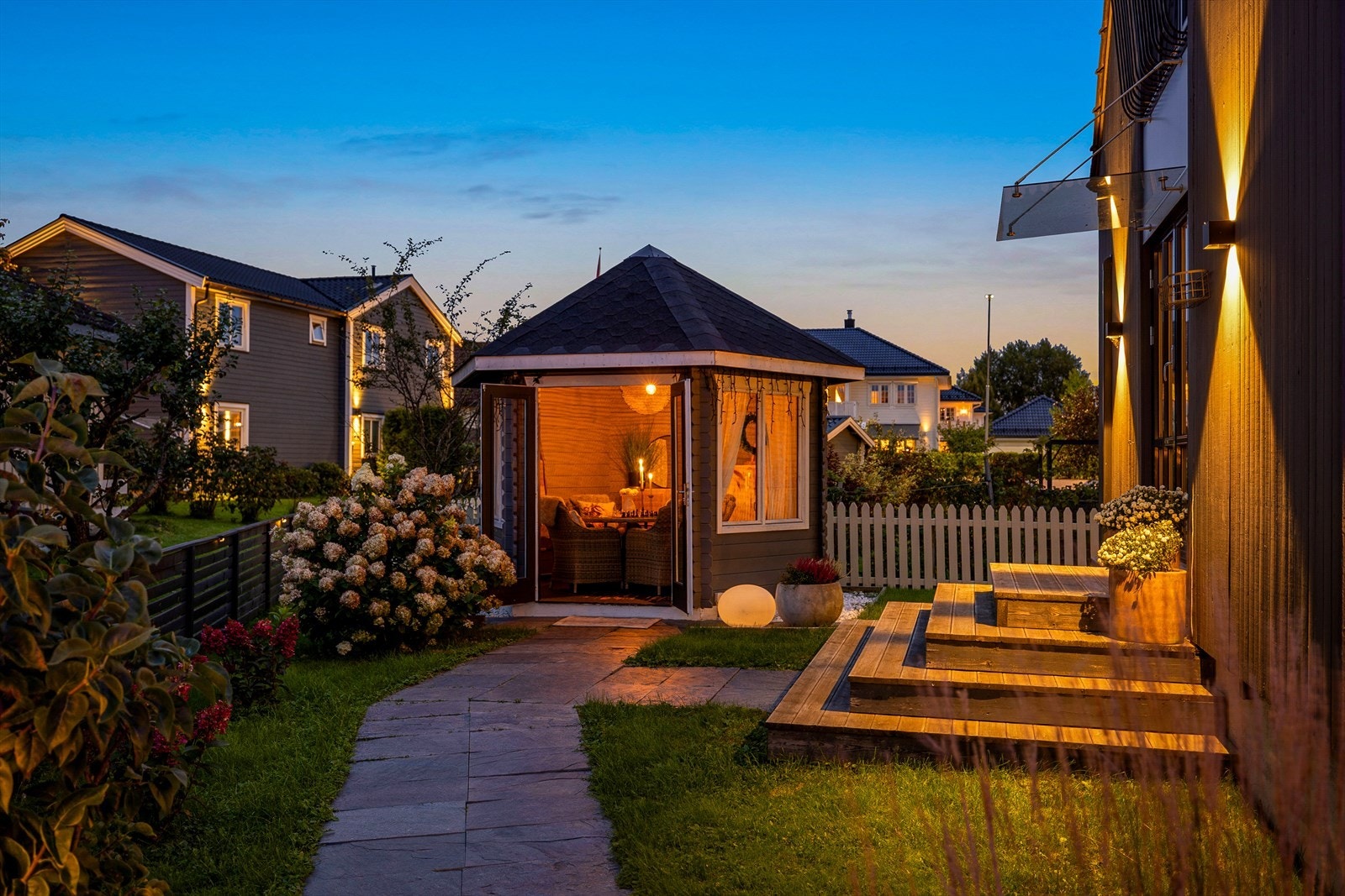 I hagen finner man et sjarmerende lysthus som gir en ekstra uteplass. Galleribilde