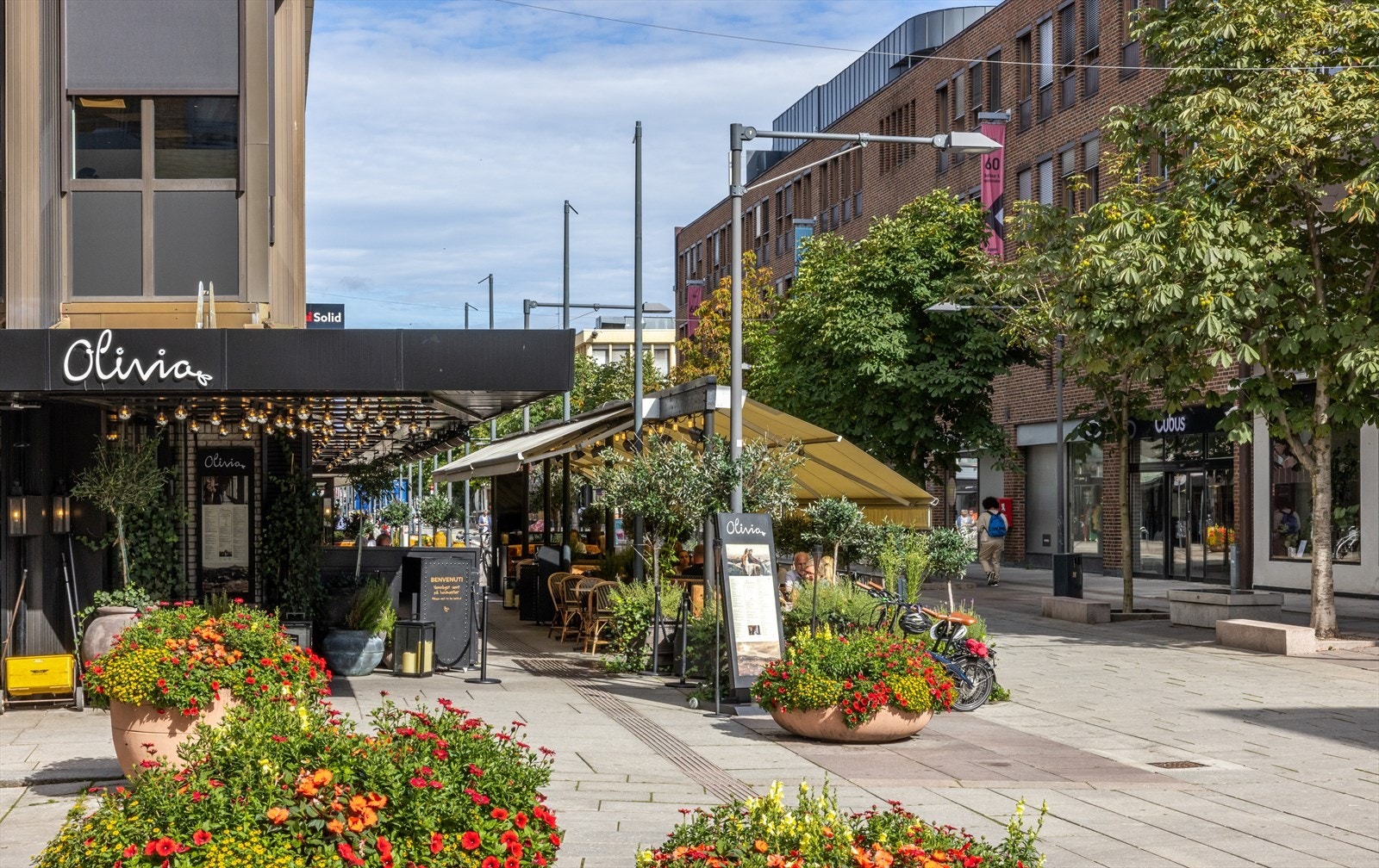 Lillestrøm har et godt utvalg innenfor uteliv, shopping og små spesialbutikker, hyggelige handlegater, et flott kulturhus, og et mangfold av restauranter, kafeer og uteplasser er noe av det byen kan tilby. Galleribilde