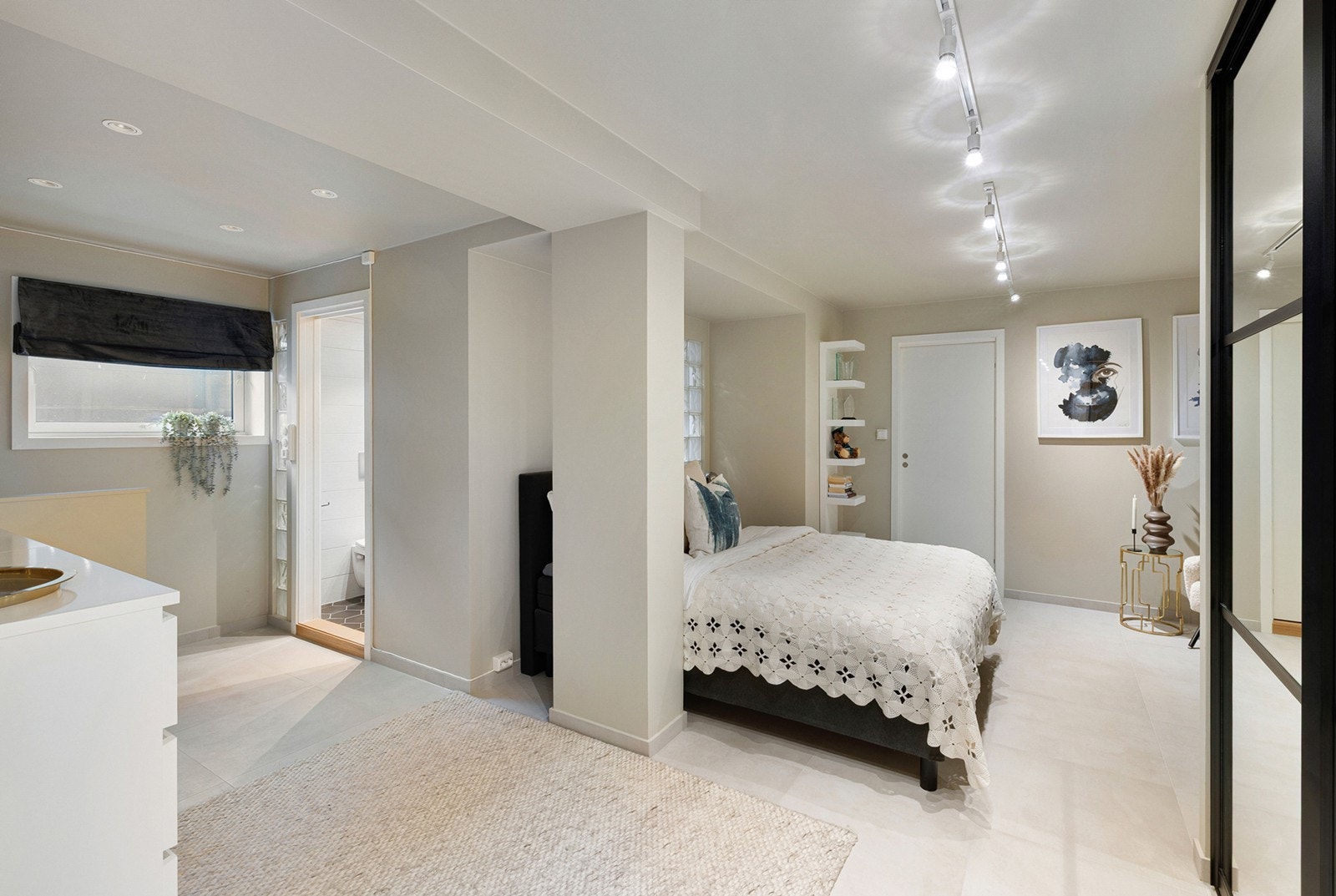 Rommet har en funksjonell planløsning med god plass til dobbeltseng og tilhørende møblering - perfekt som hovedsoverom eller gjesterom. Galleribilde