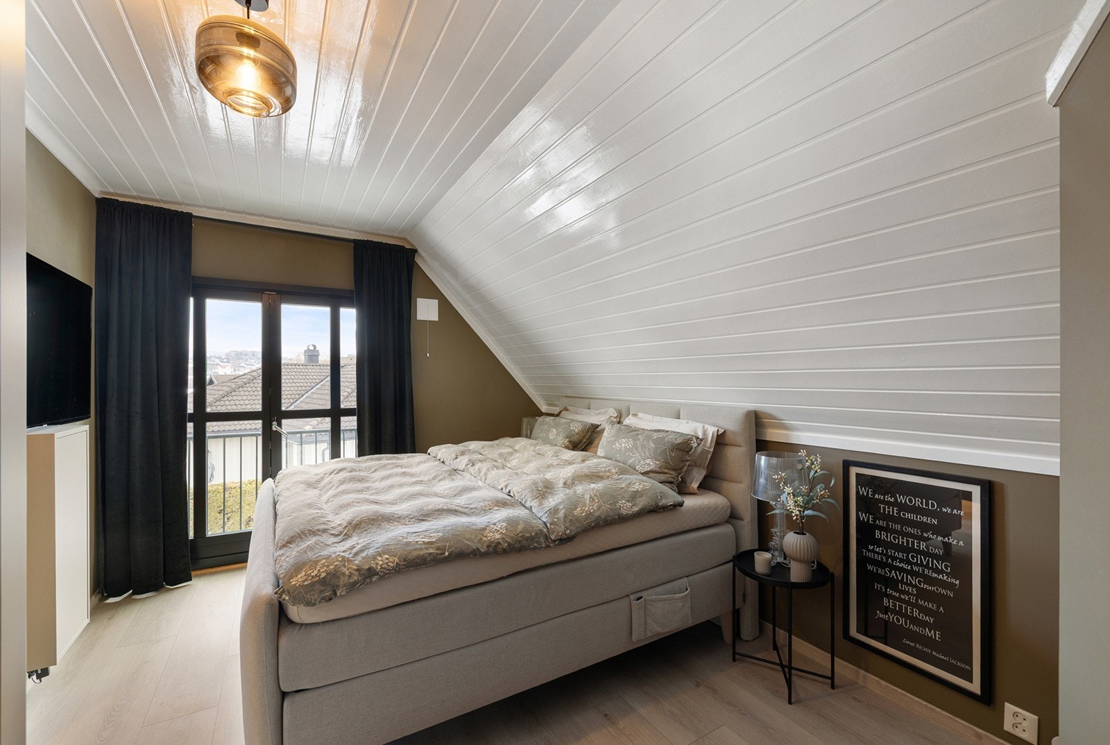 Soverom 1 - Lyst og innbydende soverom i loftetasjen med skråtak som gir rommet en lun og hyggelig atmosfære. Galleribilde