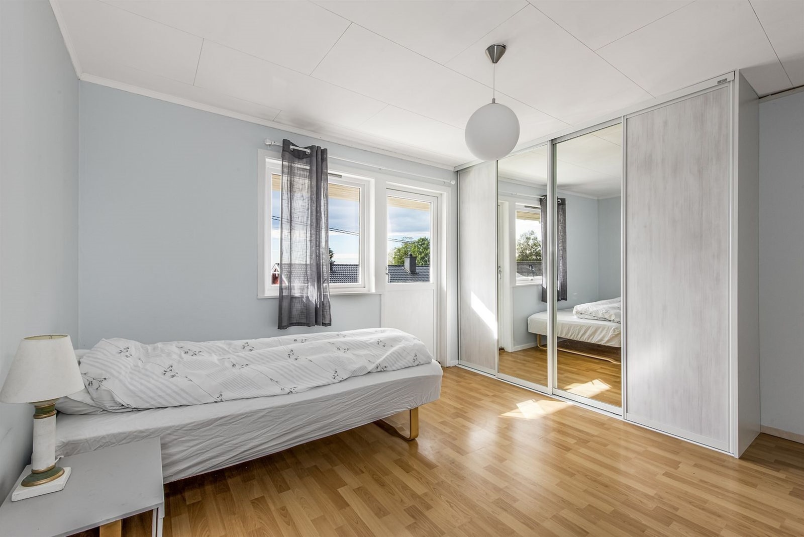Soverom nr. 1 har god plass til en dobbeltseng og har utgang til balkong Galleribilde