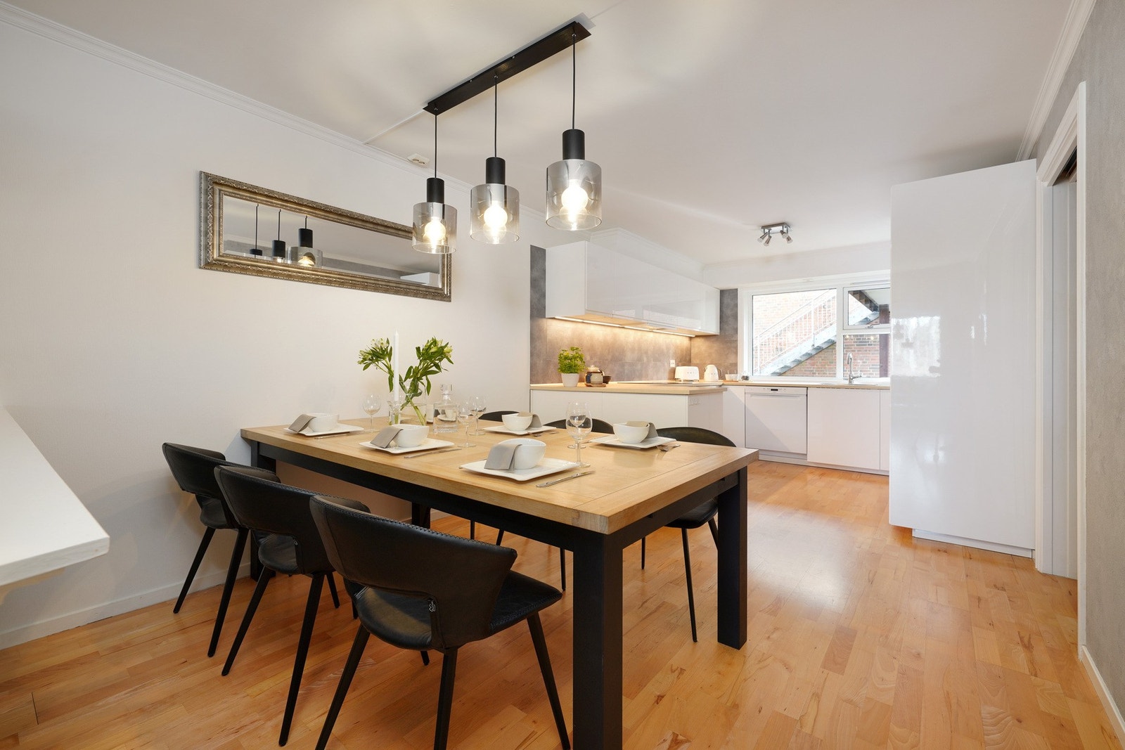 God spiseplass i forbindelse med kjøkkenet Galleribilde