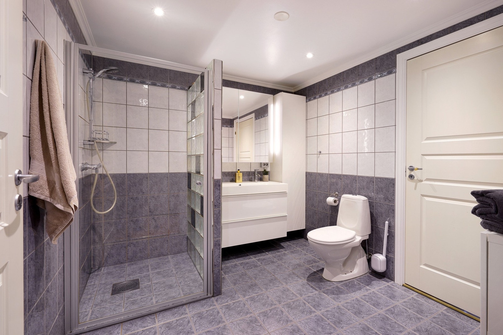 Helfliset bad med varme i gulv Galleribilde