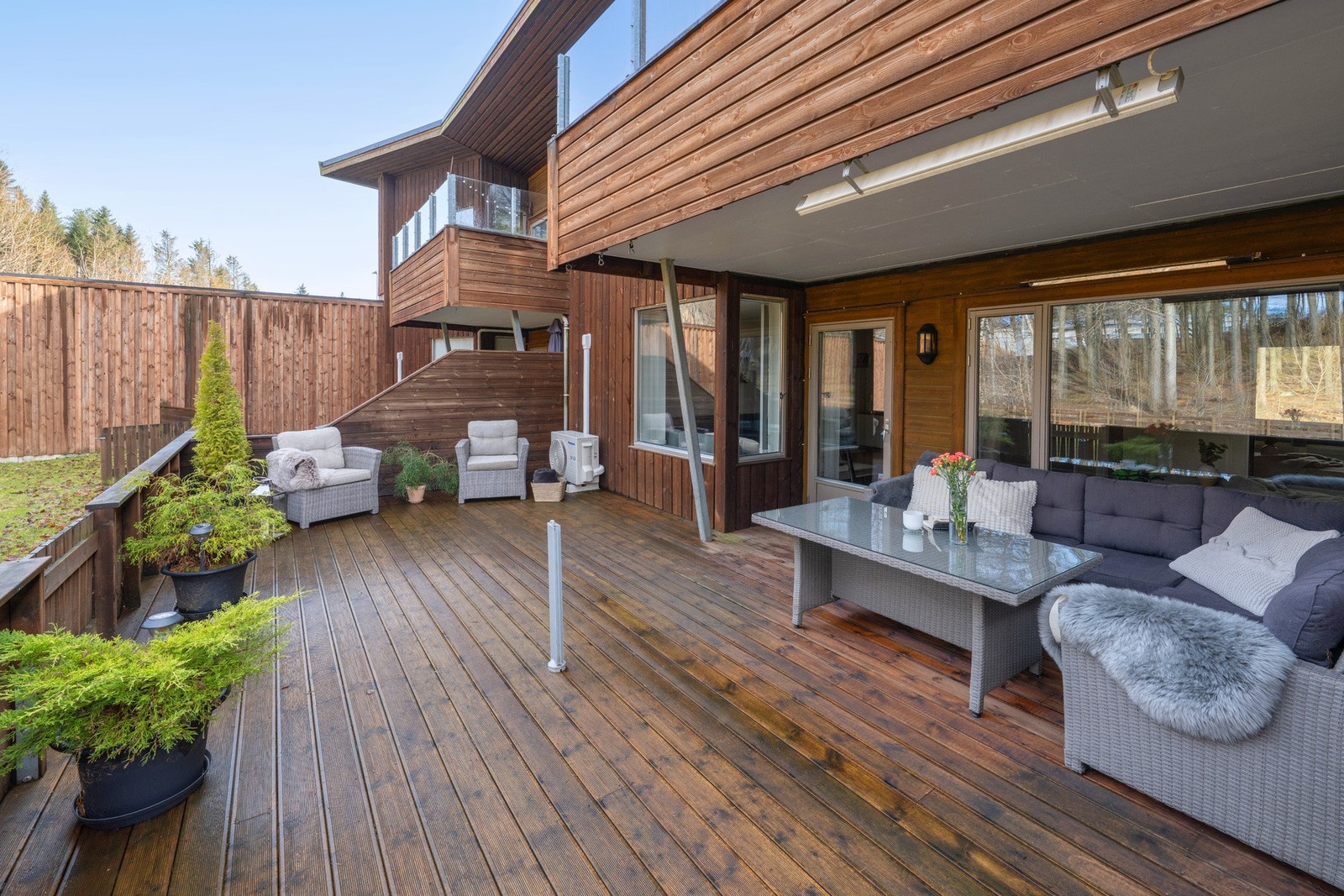 Stor og god terrasse med fin utsikt mot friareal Galleribilde