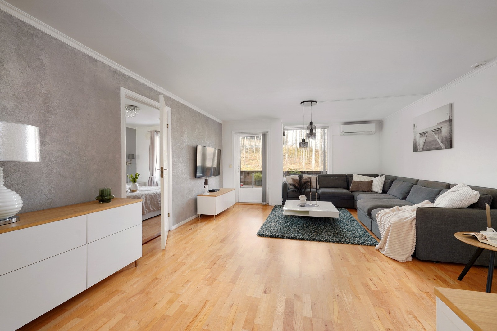 Stuen har god plass til salong og spisestue Galleribilde