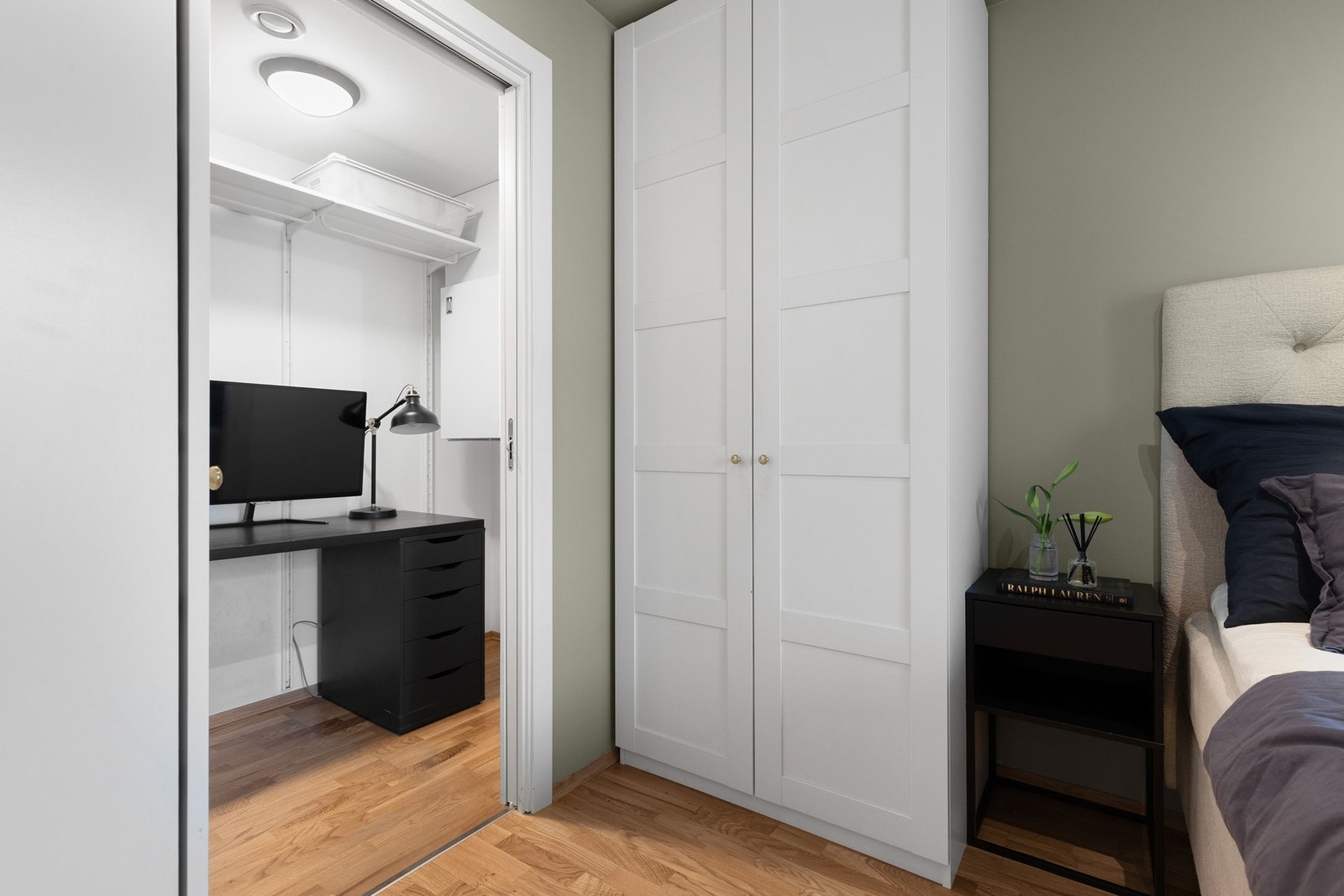 Fra dette rommet er det praktisk adkomst til en bod som gir gode muligheter for ekstra oppbevaring eller utvidet garderobeplass Galleribilde