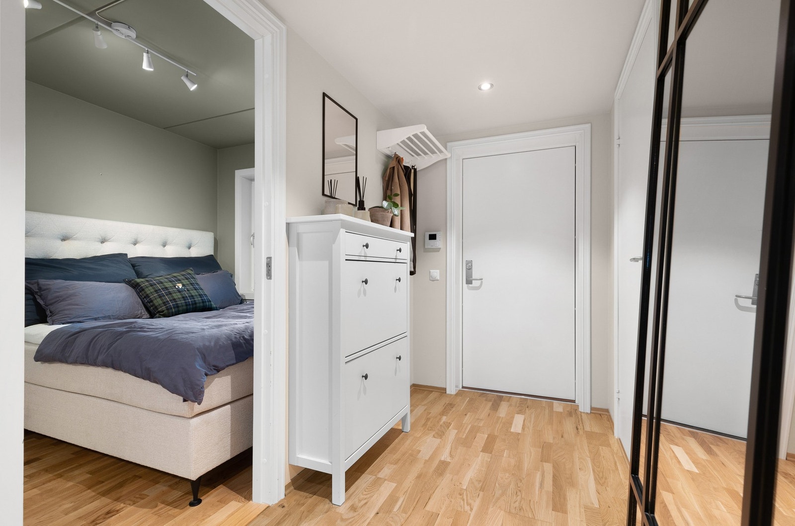 Entréen fremstår som innbydende med 3-stavs parkettgulv, slette vegger og innfelte downlights i himling som gir god belysning Galleribilde