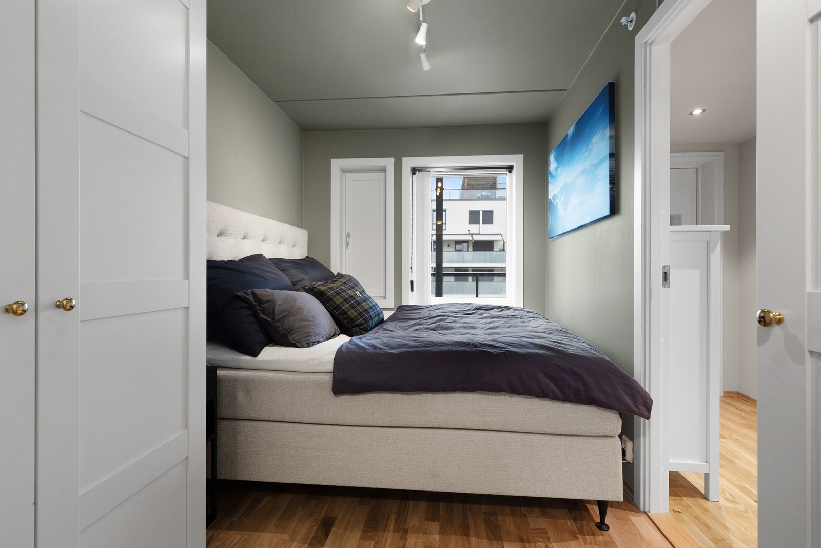 Soverom nr. 2 er også av god størrelse og egner seg godt som gjesterom, barnerom eller hjemmekontor Galleribilde