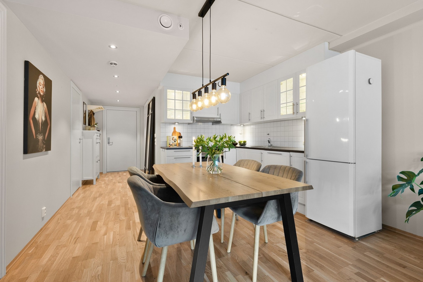 Stue og kjøkken er utformet i en åpen planløsning som skaper et sosialt og luftig oppholdsrom Galleribilde