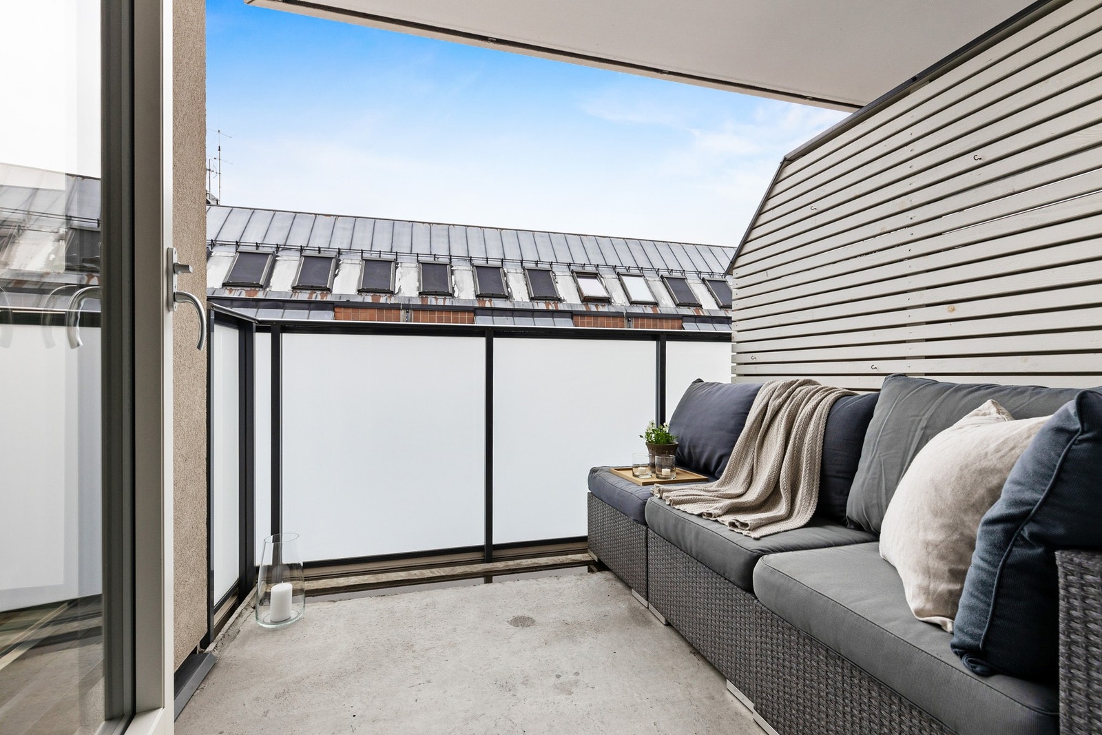 Herfra er det utgang til en vestvendt balkong på ca. 5 kvm med plass til utemøblement Galleribilde