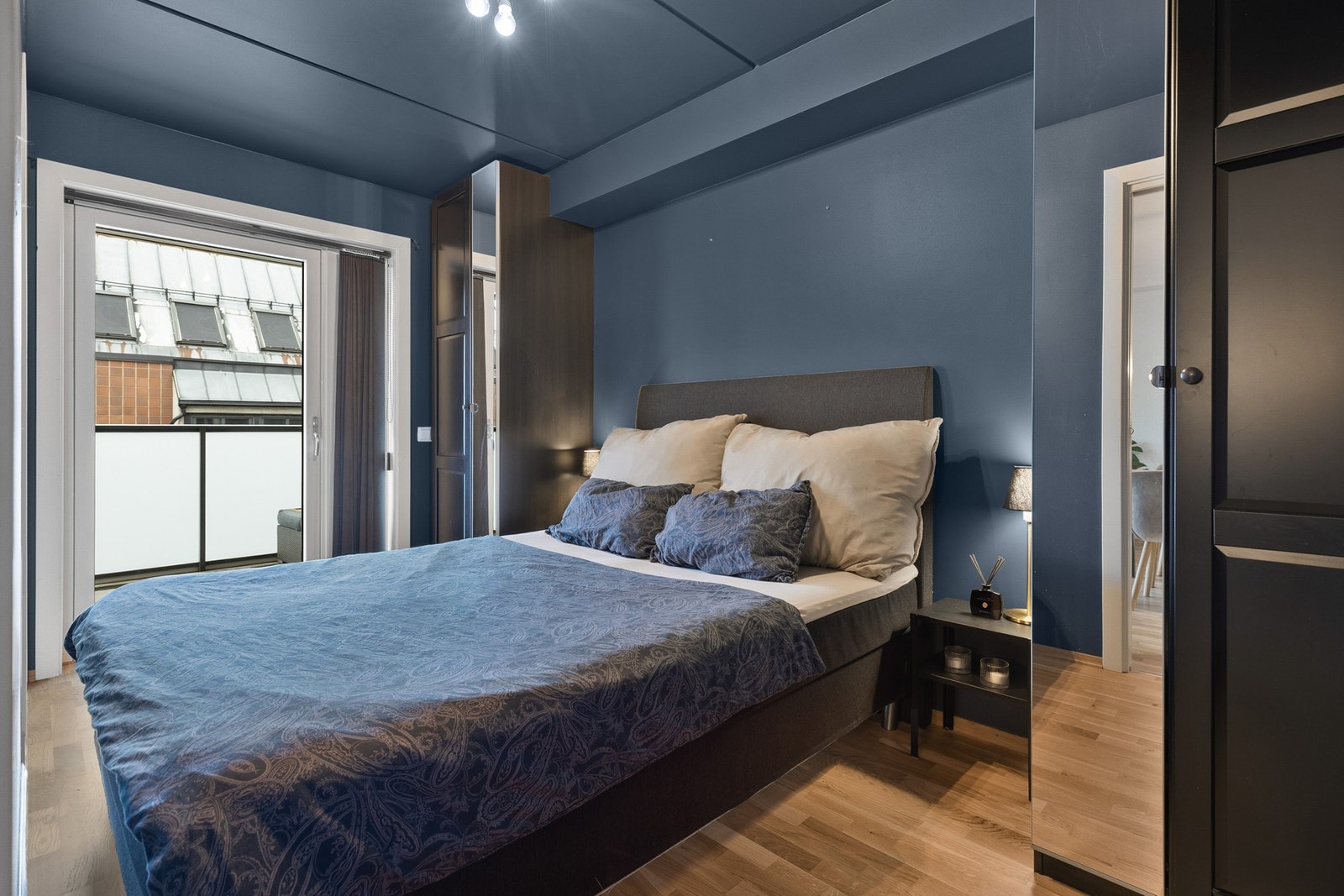 Hovedsoverommet er romslig og har plass til dobbeltseng med nattbord, samt garderobeskap for oppbevaring Galleribilde