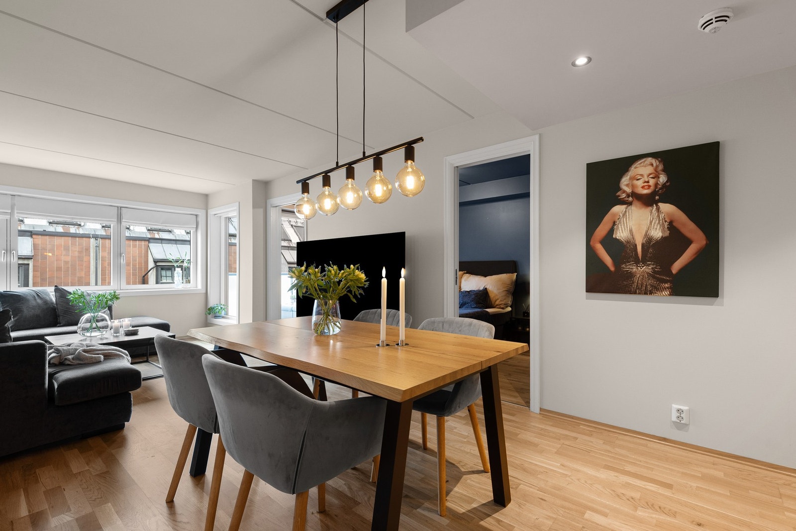 Stuen er lys og romslig med gode møbleringsmuligheter Galleribilde