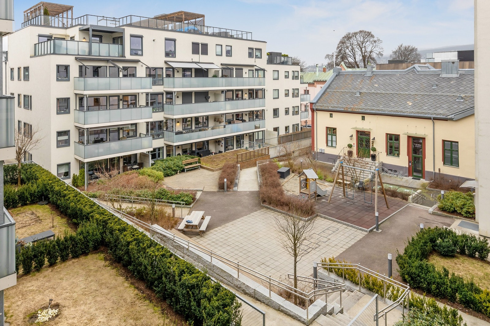 Borettslaget har fine og skjermede fellesarealer på baksiden av blokken Galleribilde