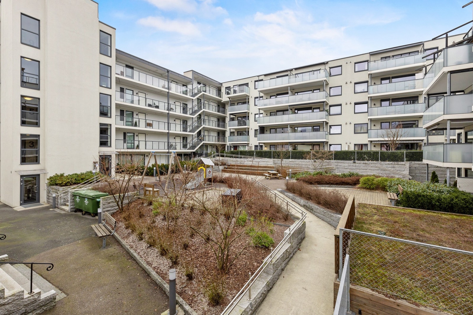 Pent opparbeidet tomt med lekeplass og diverse beplantning Galleribilde