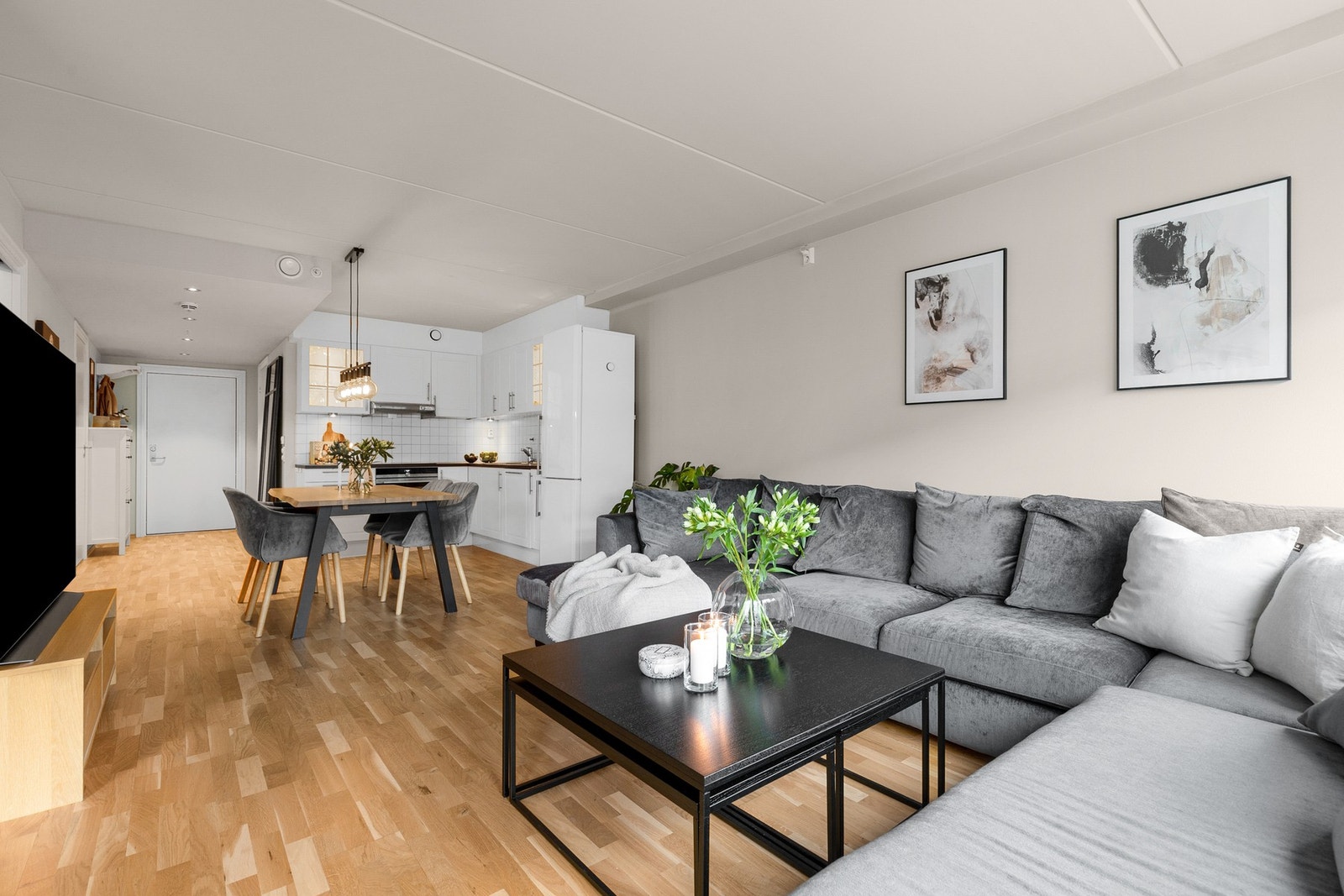 Rommet har god plass til sofagruppe med tilhørende TV-møblement, og har også naturlig plass til en spisegruppe Galleribilde