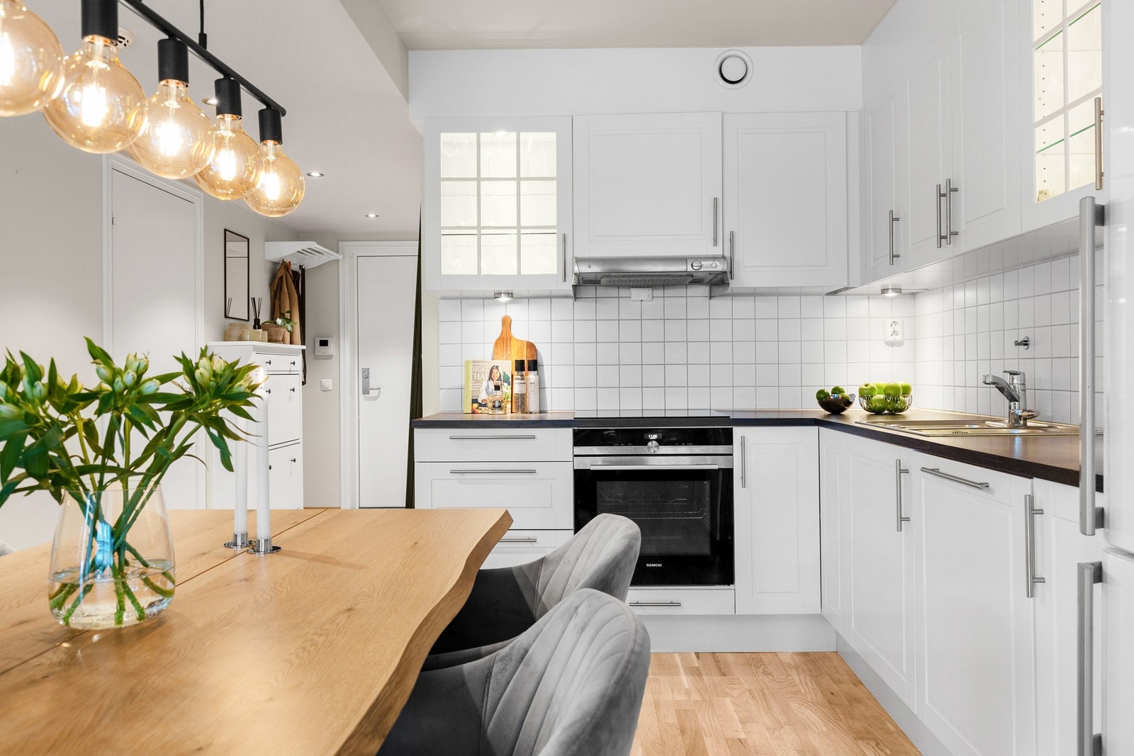 Innredningen er utstyrt med integrert platetopp, komfyr fra Siemens og oppvaskmaskin, samt frittstående kjøleskap og fryser Galleribilde