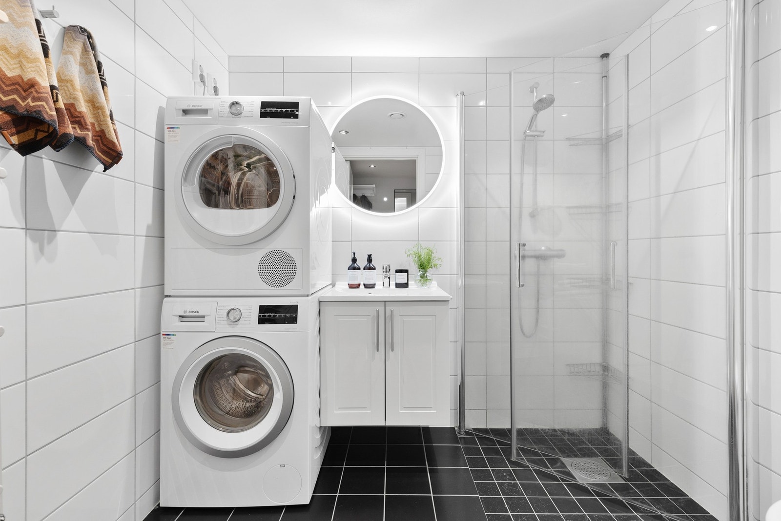 Helfliset bad med elektriske varmekabler i gulv og balansert ventilasjon med avtrekk i himling Galleribilde