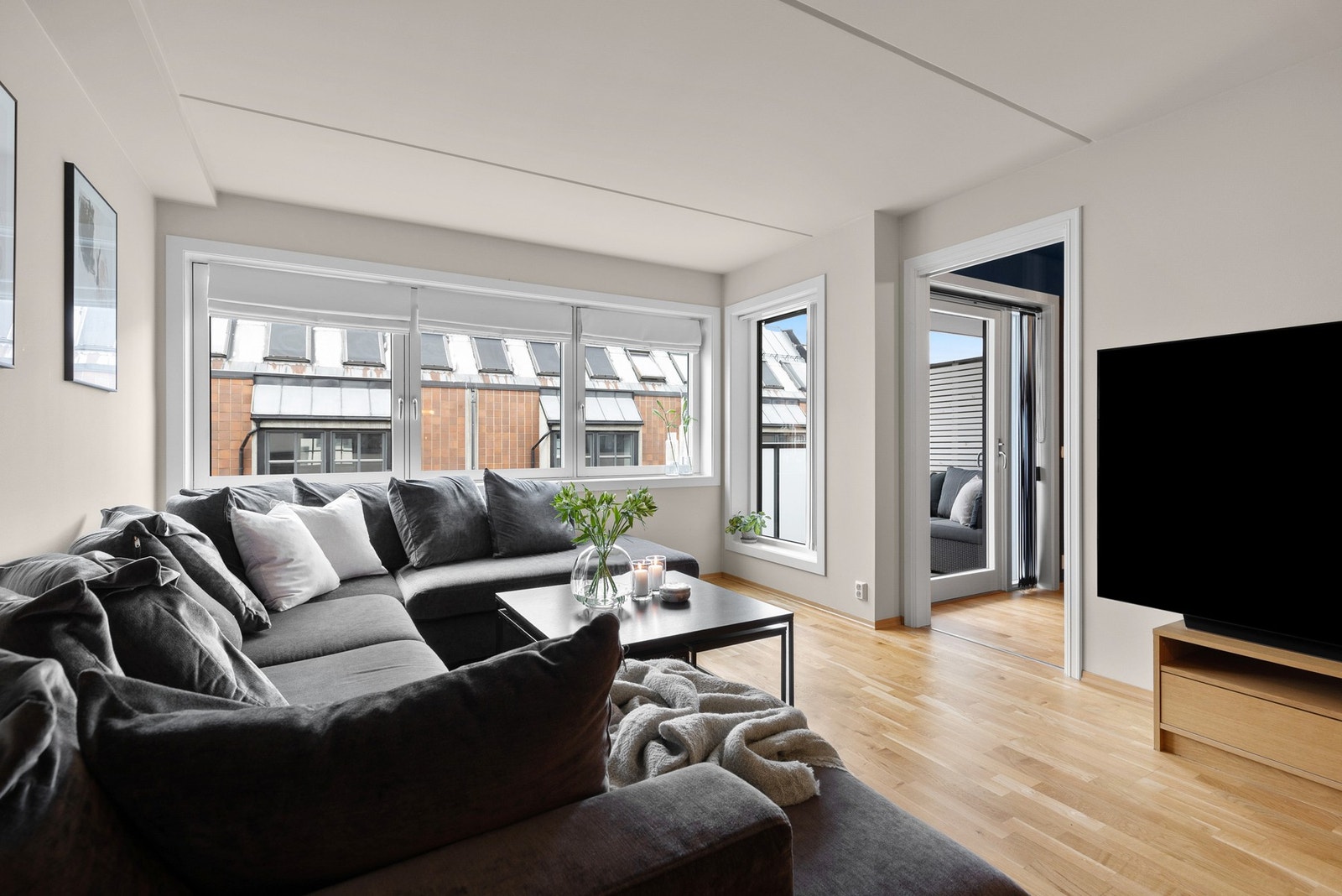 Gulvet er belagt med 3-stavs parkett og rommet har behagelig vannbåren gulvvarme Galleribilde