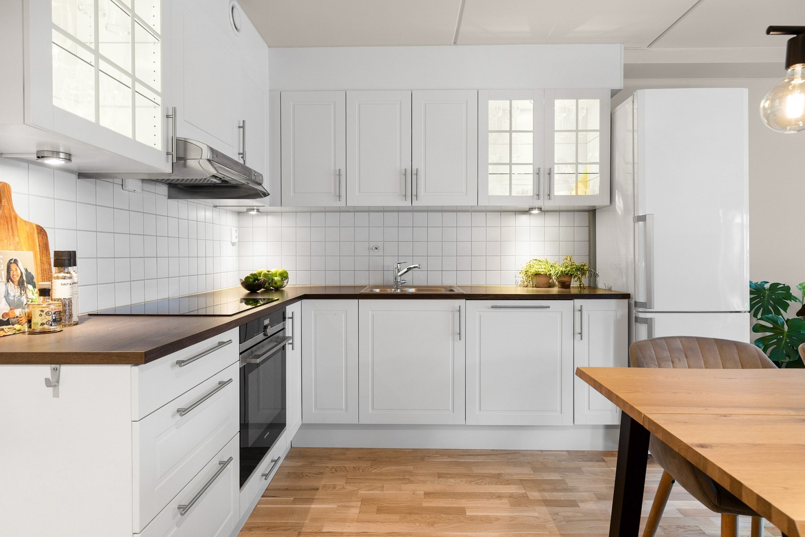 Det er også montert kjøkkenventilator med avtrekk ut Galleribilde