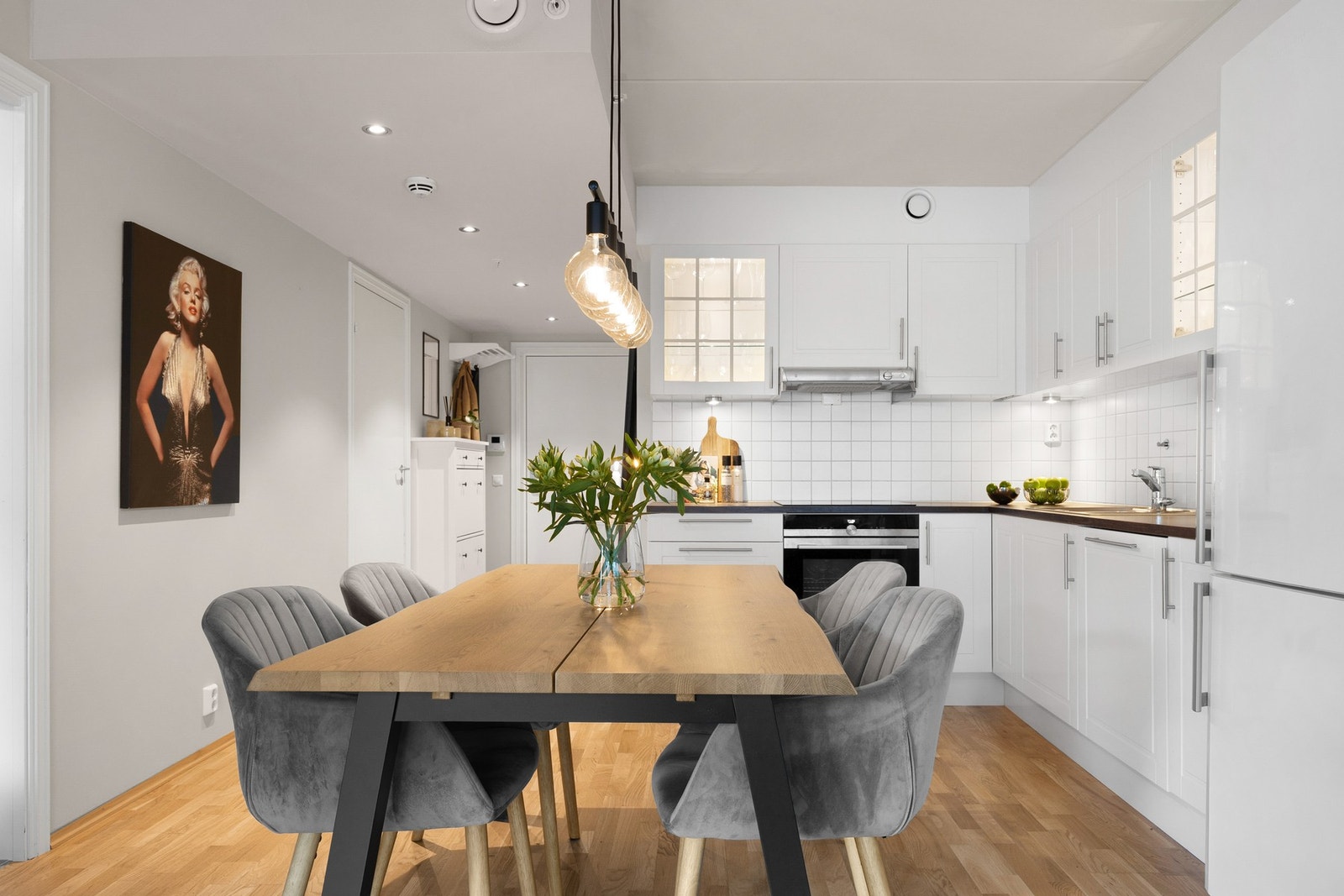 Kjøkkenet har en pen innredning fra Norema med profilerte fronter og benkeplate av laminat Galleribilde