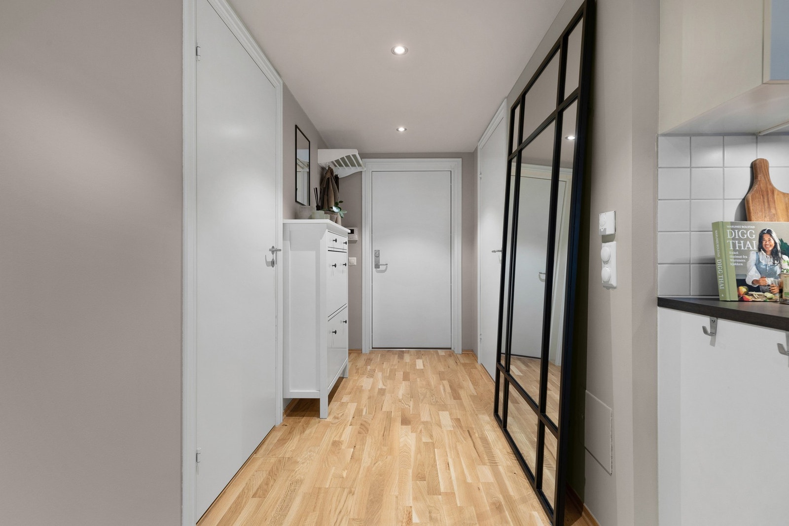 Det er montert porttelefon med kamera ved inngangsdøren Galleribilde