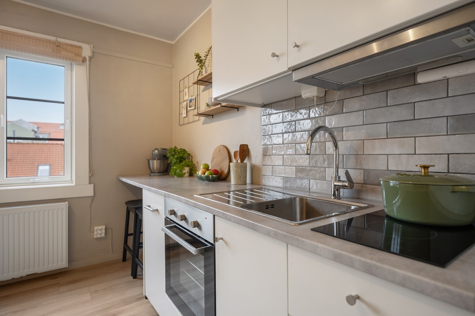 Åpen kjøkkenløsning med god sammenheng mot oppholdsrommet. Praktisk planløsning gir en romslig følelse. Galleribilde