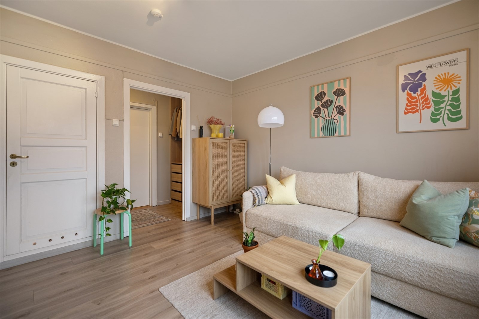 Behagelig fargertoner er gjennomgående for leiligheten. Galleribilde