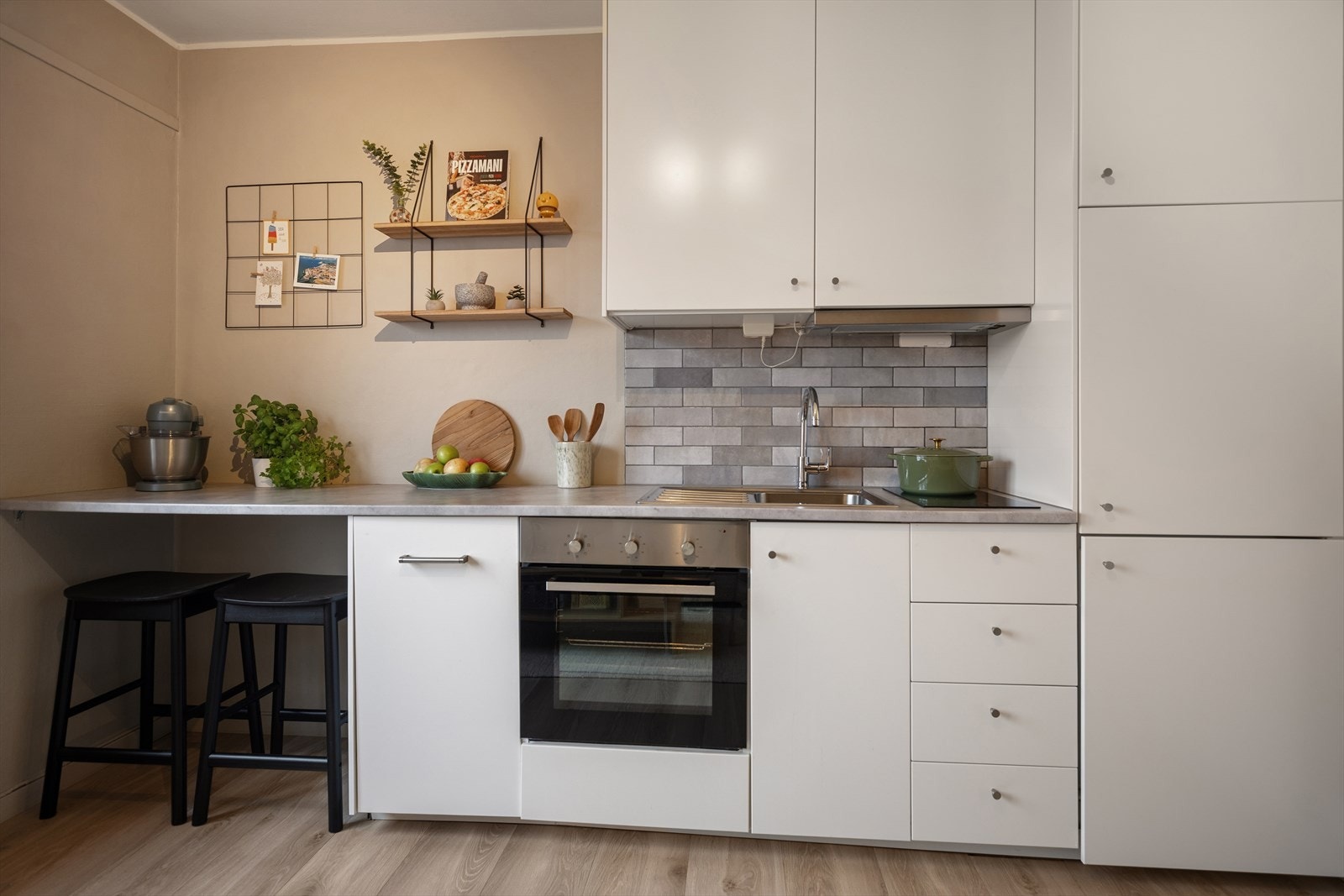 Delikat og funksjonelt kjøkken med god benkeplass og fine detaljer. Praktisk løsning med over og underskap gir gode oppbevaringsmuligheter. Galleribilde