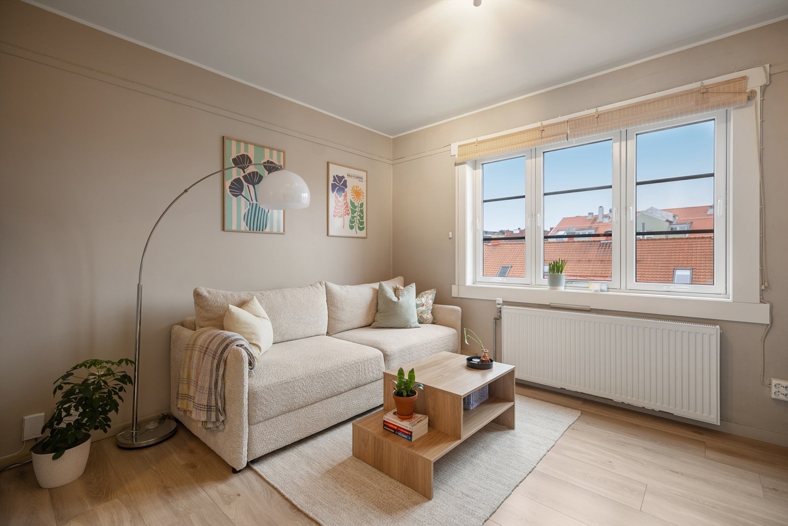 Lys og arealeffektiv stue med store vindusflater som gir rikelig med naturlig lys. God plass til både sofagruppe, spisebord og seng. Galleribilde