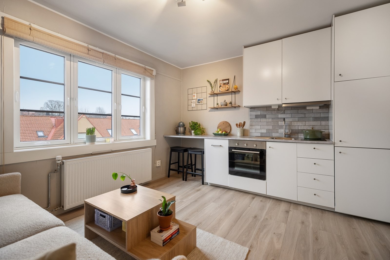 Åpen og sosial stue/kjøkkenløsning som gir en romslig og moderne følelse. Galleribilde