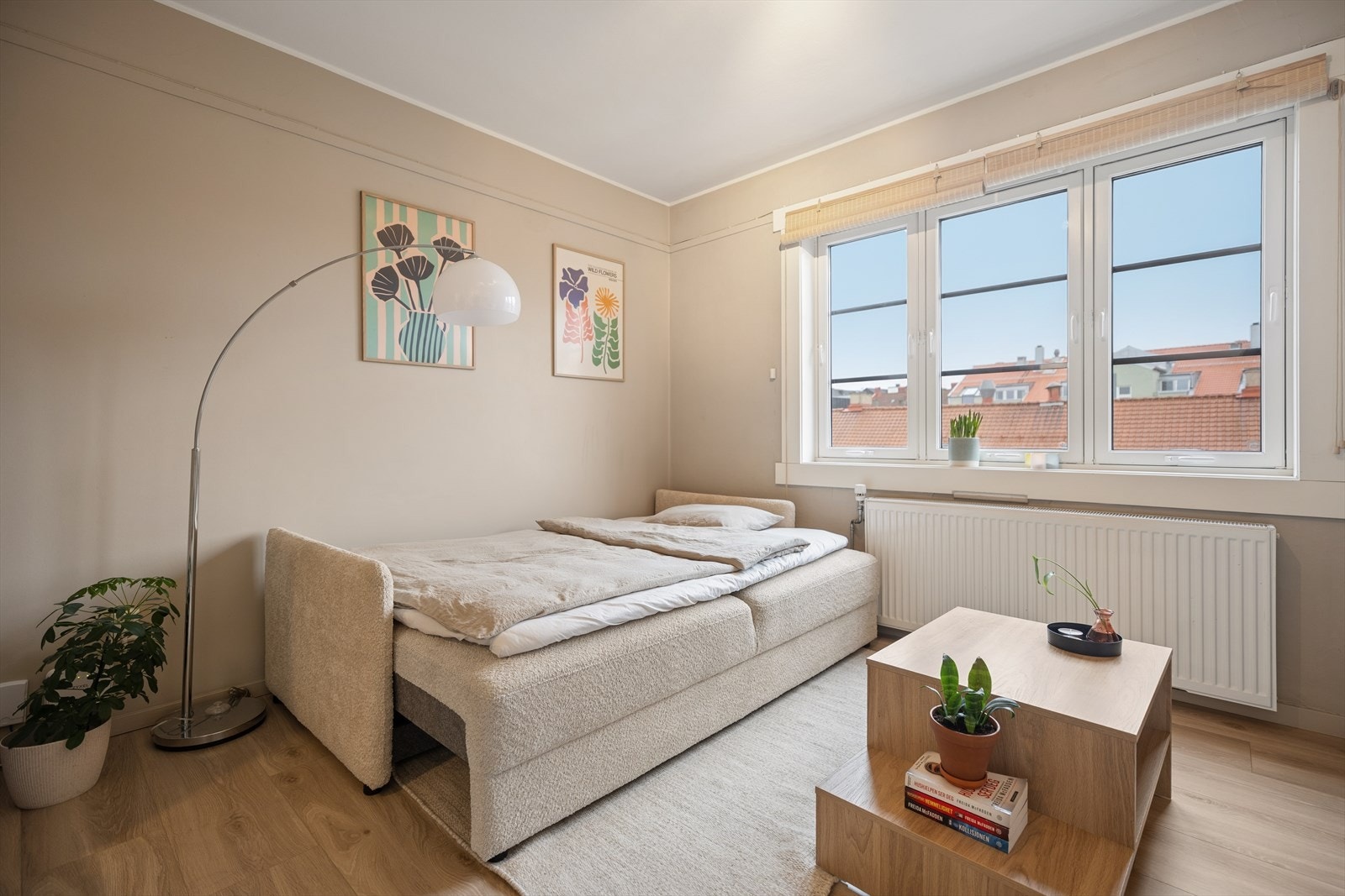 Romslig og lyst oppholdsrom med store vindusflater. Sovesofa kan lett slås ut for kvelden og gir fullverdig soveplass. Galleribilde