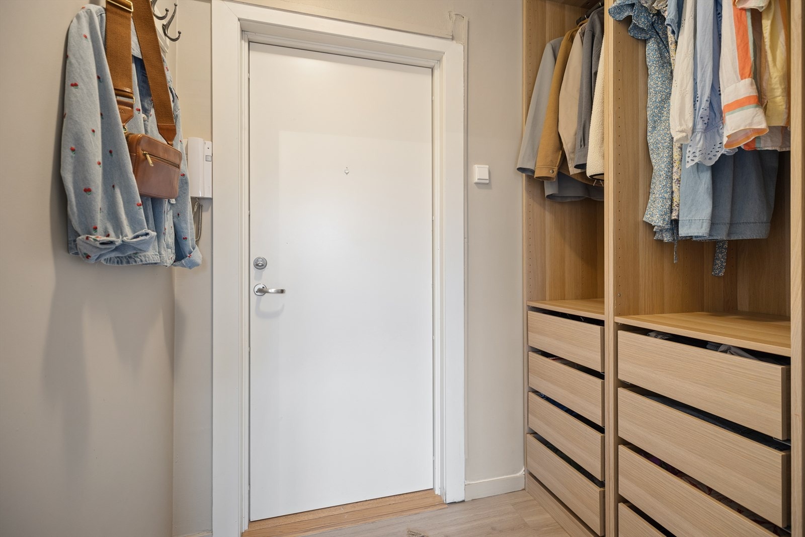 Godt med oppbevaring i PAX garderobeløsning. Galleribilde