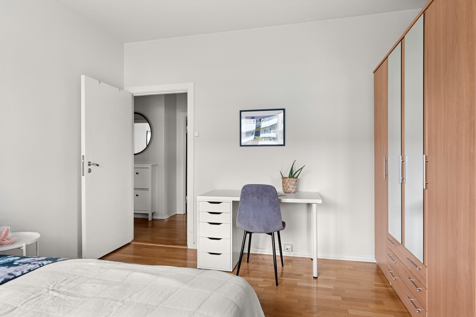 Det er god plass til det moderne hjemmekontor på soverommet. Galleribilde