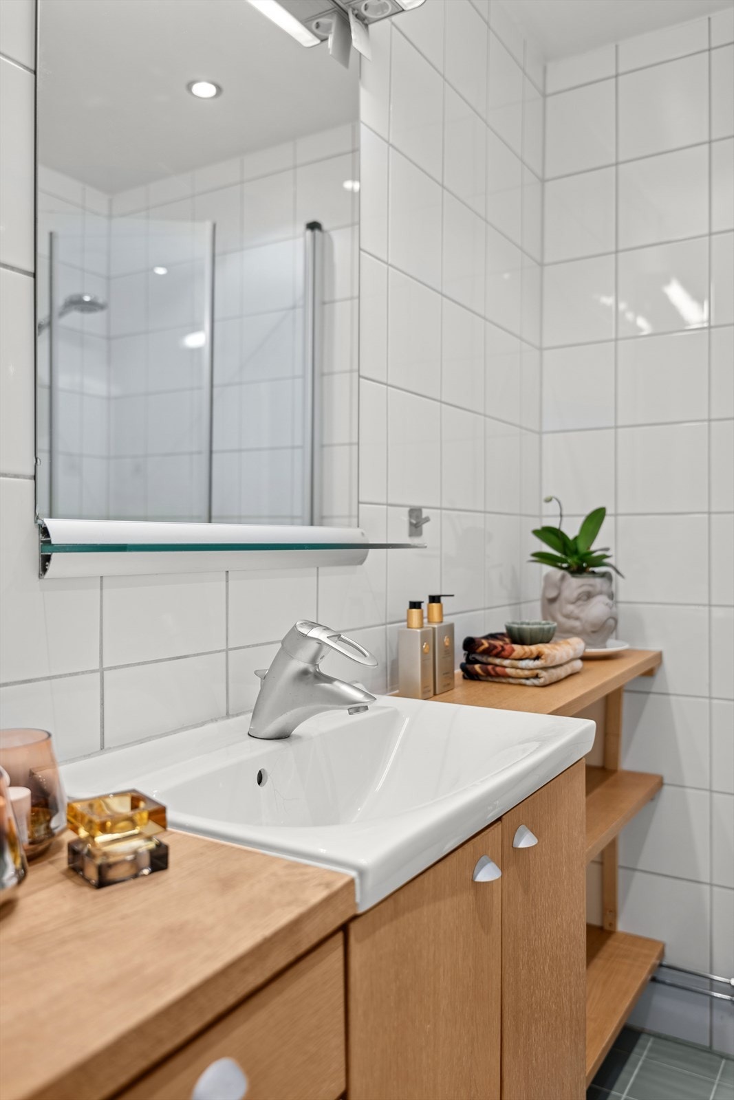 Det er behagelig gulvvarme og opplegg til vaskemaskin på badet. Galleribilde