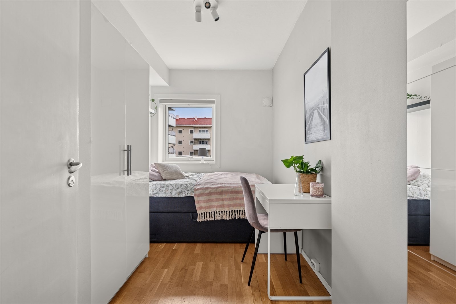 Det andre soverommet er fleksibelt og kan enkelt tilpasses ulike behov - enten som barnerom, gjesterom eller hjemmekontor - og har plass til både seng, nattbord og ekstra oppbevaring. Galleribilde