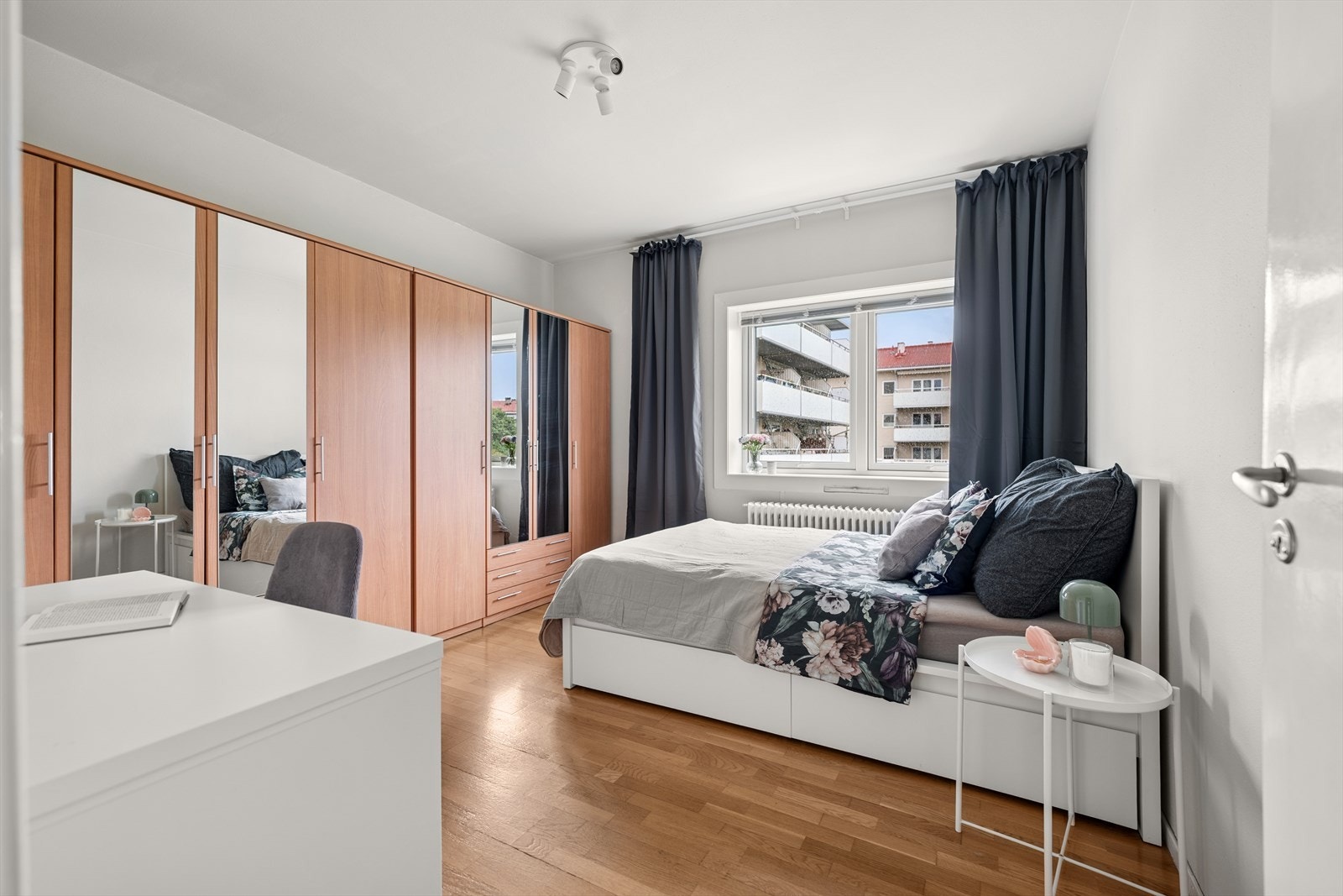 Leiligheten har to lyse og romslige soverom med en behagelig atmosfære. Hovedsoverommet er innredet med en stor garderobeløsning og har god plass til dobbeltseng, nattbord på begge sider og øvrig møblement. Galleribilde