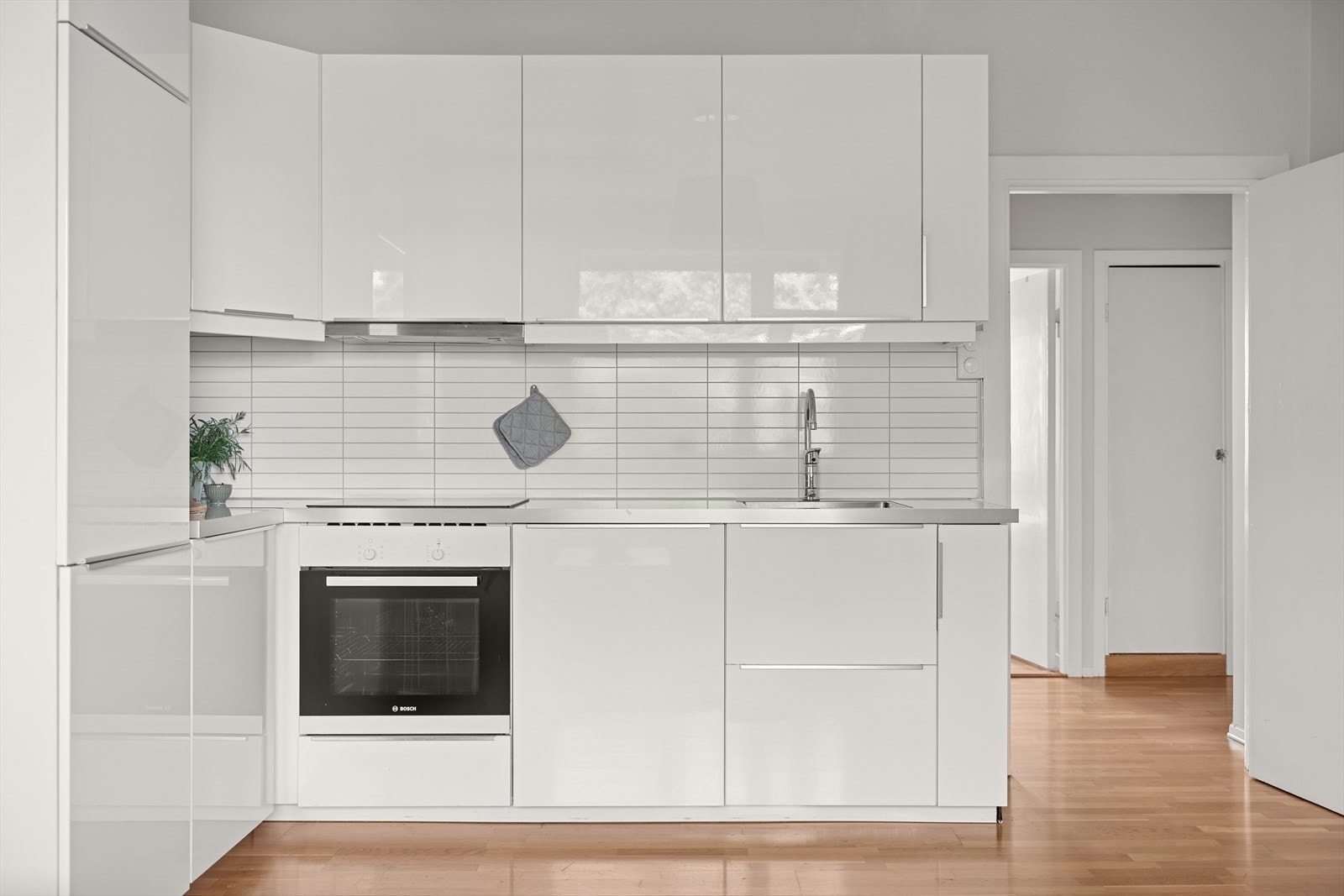 Kjøkkenet har integrerte hvitevarer som stekeovn, koketopp, kjøl/frys, oppvaskmaskin og avtrekksvifte. Galleribilde