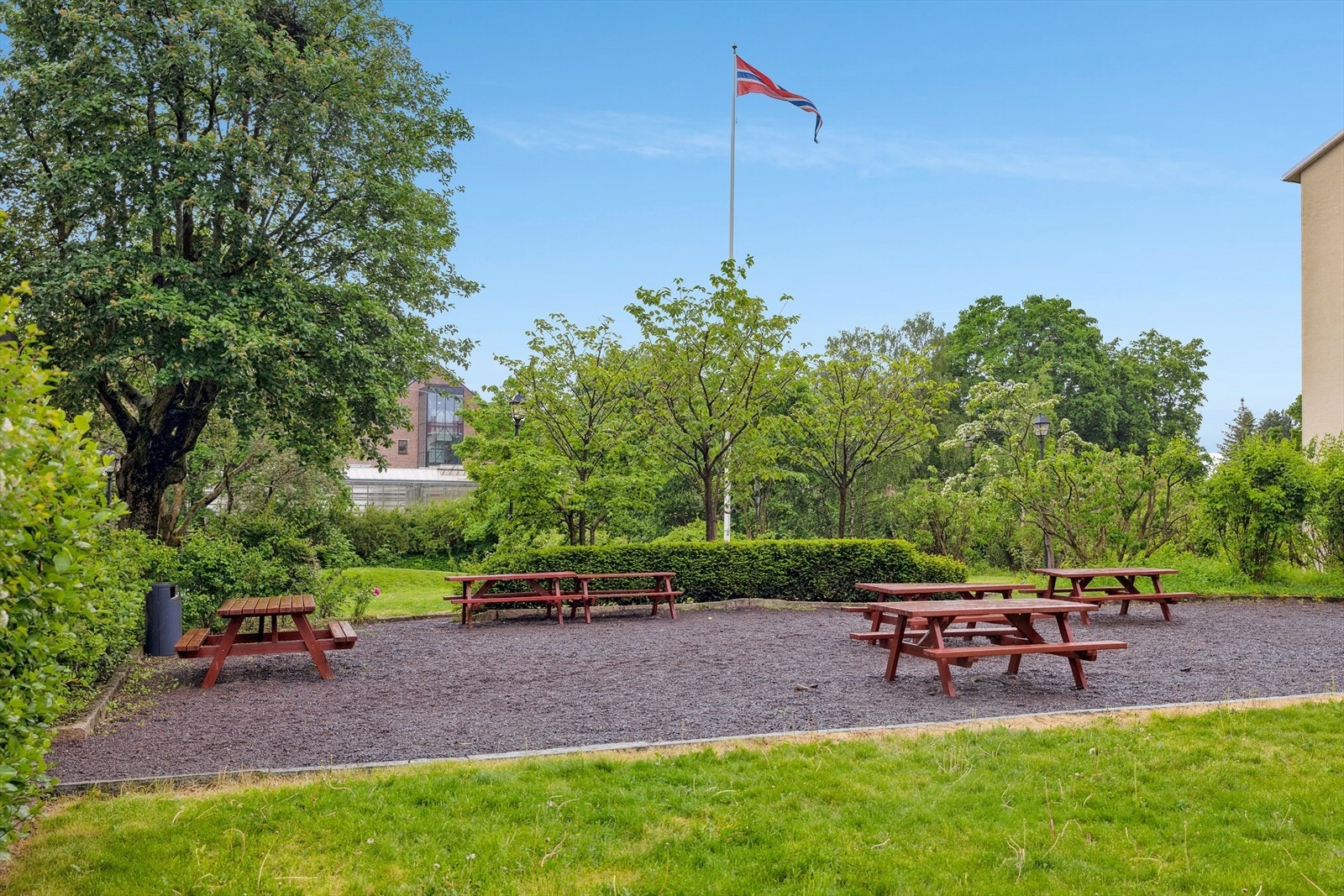 Bakgården har flere sittegrupper. Galleribilde