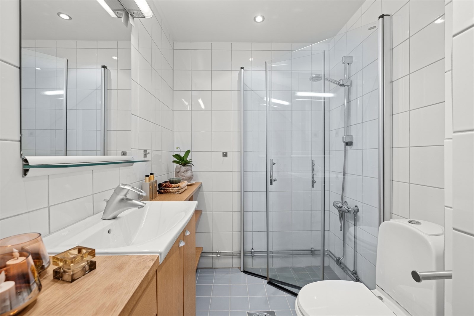 Baderommet fremstår som stilrent og innbydende, og ble pusset opp av aksjelaget i 2005/2006. Galleribilde