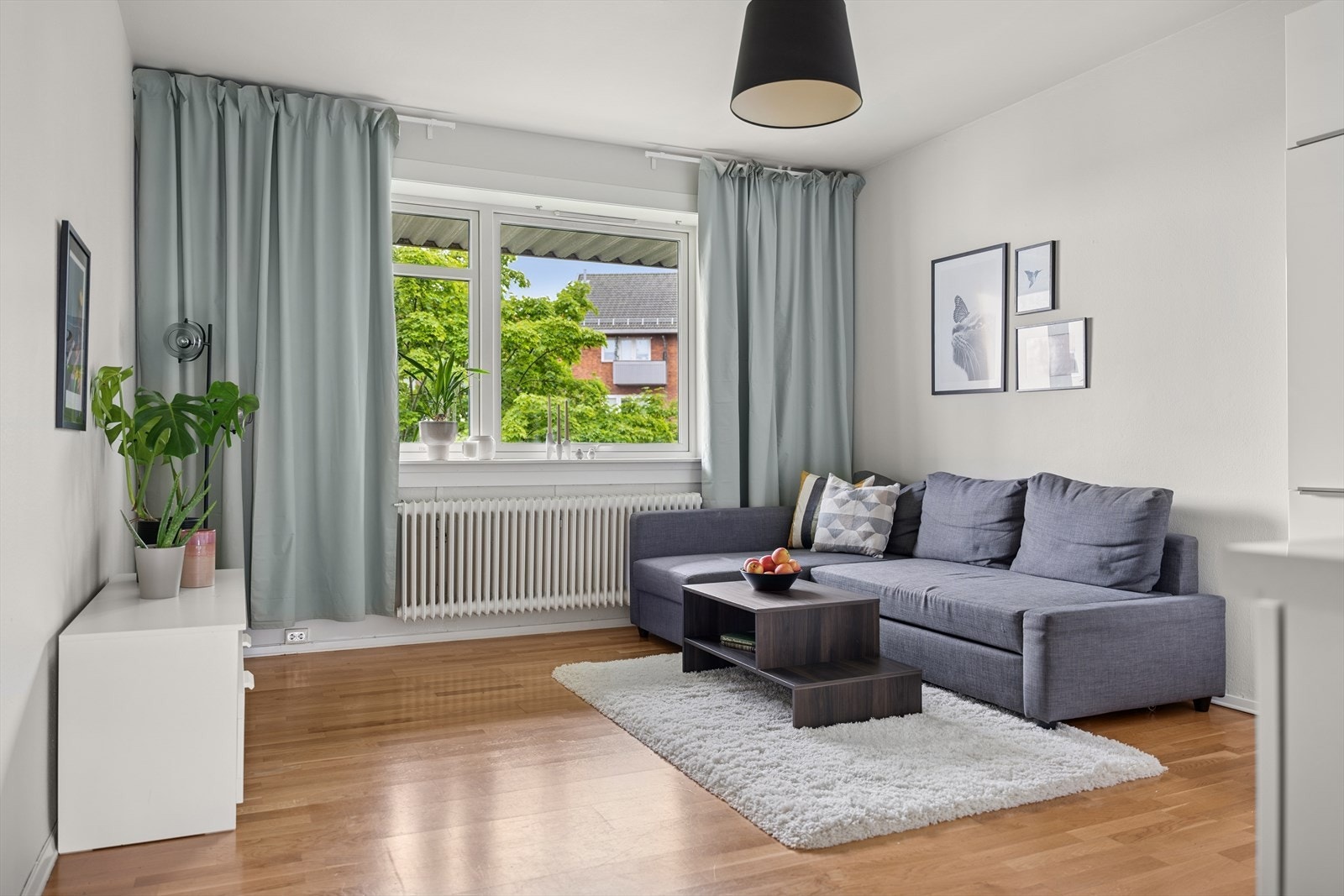 Store vindusflater slipper inn rikelig med dagslys, og rommet oppleves lyst og behagelig. Galleribilde