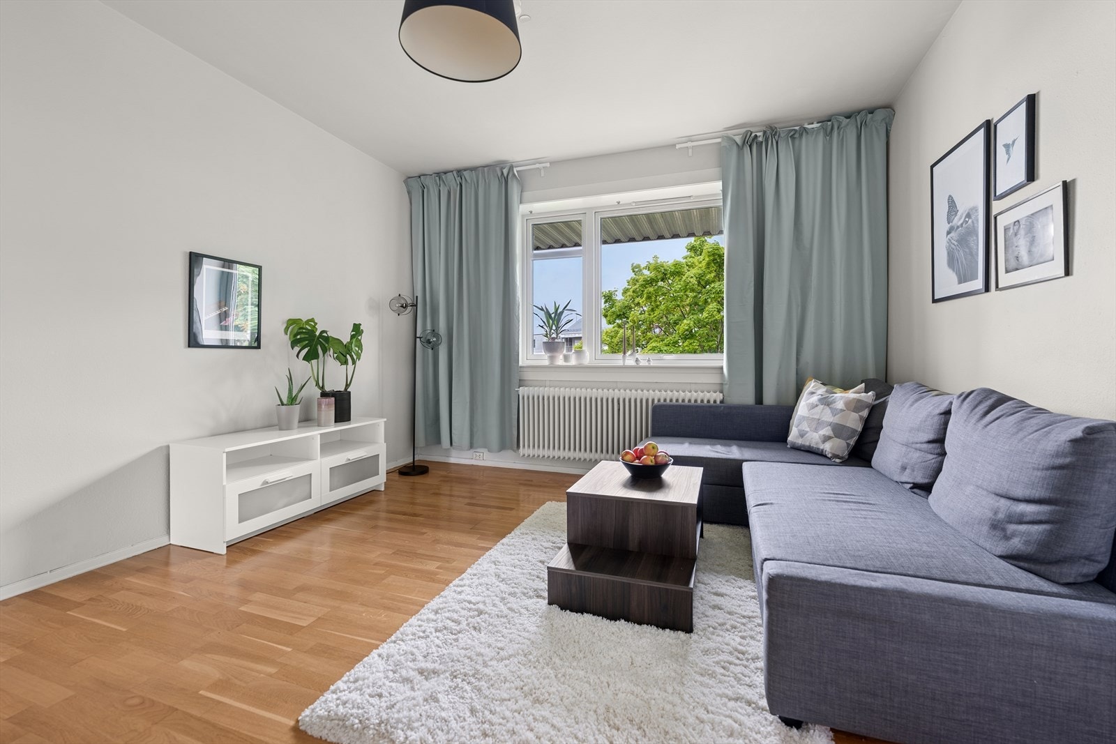 Stuen fungerer som hjemmets naturlige samlingspunkt, hvor sofakrok, spiseplass og kjøkken er harmonisk samlet i ett åpent og innbydende rom. Galleribilde