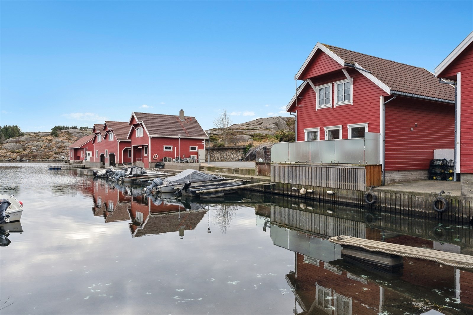 Fra eiendommen er det ca. 16 minutter å gå til nærmeste bussholdeplass. Nærmeste dagligvarebutikk er Spar Eigerøy og Kiwi Eiekrysset som ligger en kjøretur på 12-13 minutter unna. Galleribilde