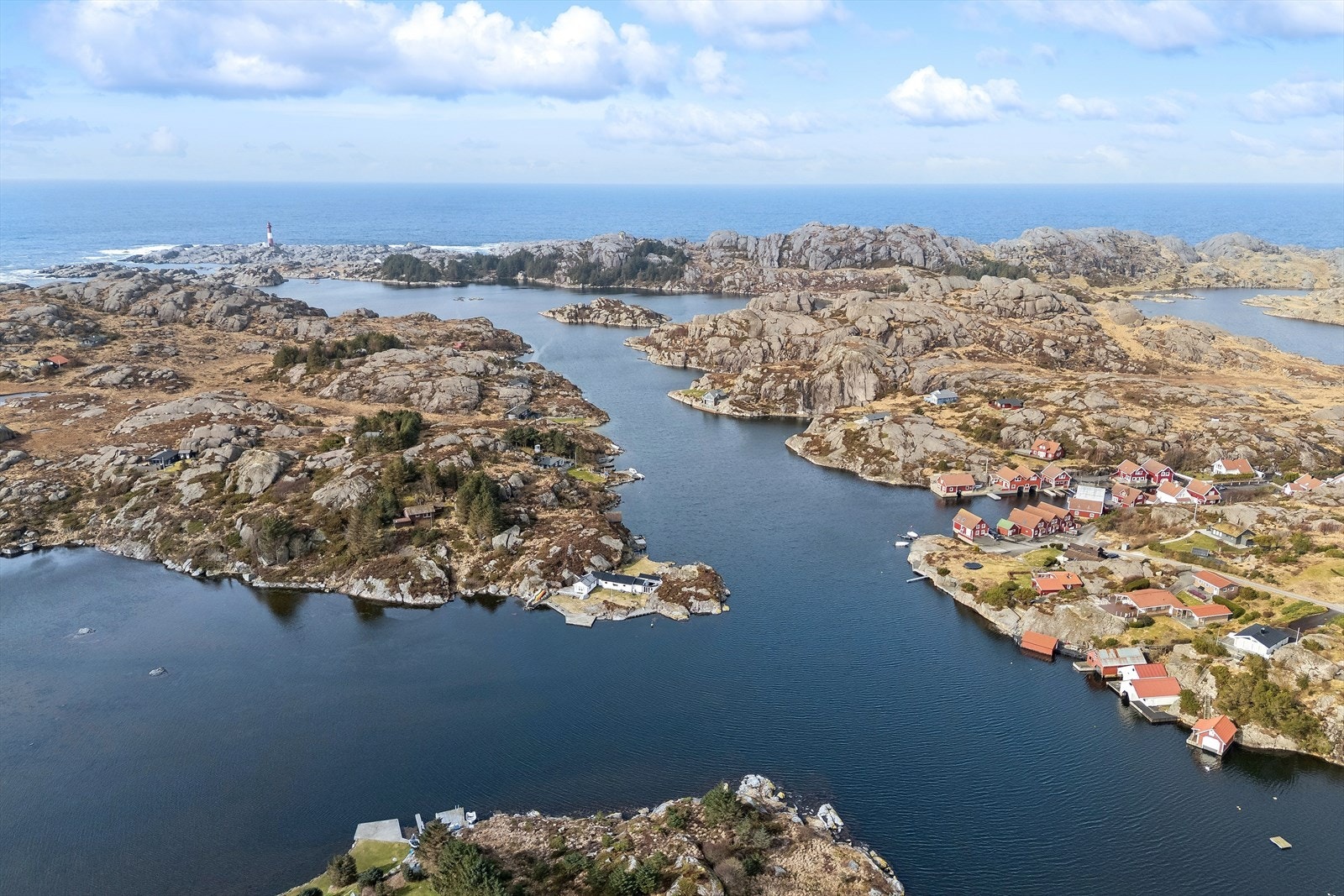 Fantastiske omgivelser rundt hytten - både langs vann og på land Galleribilde