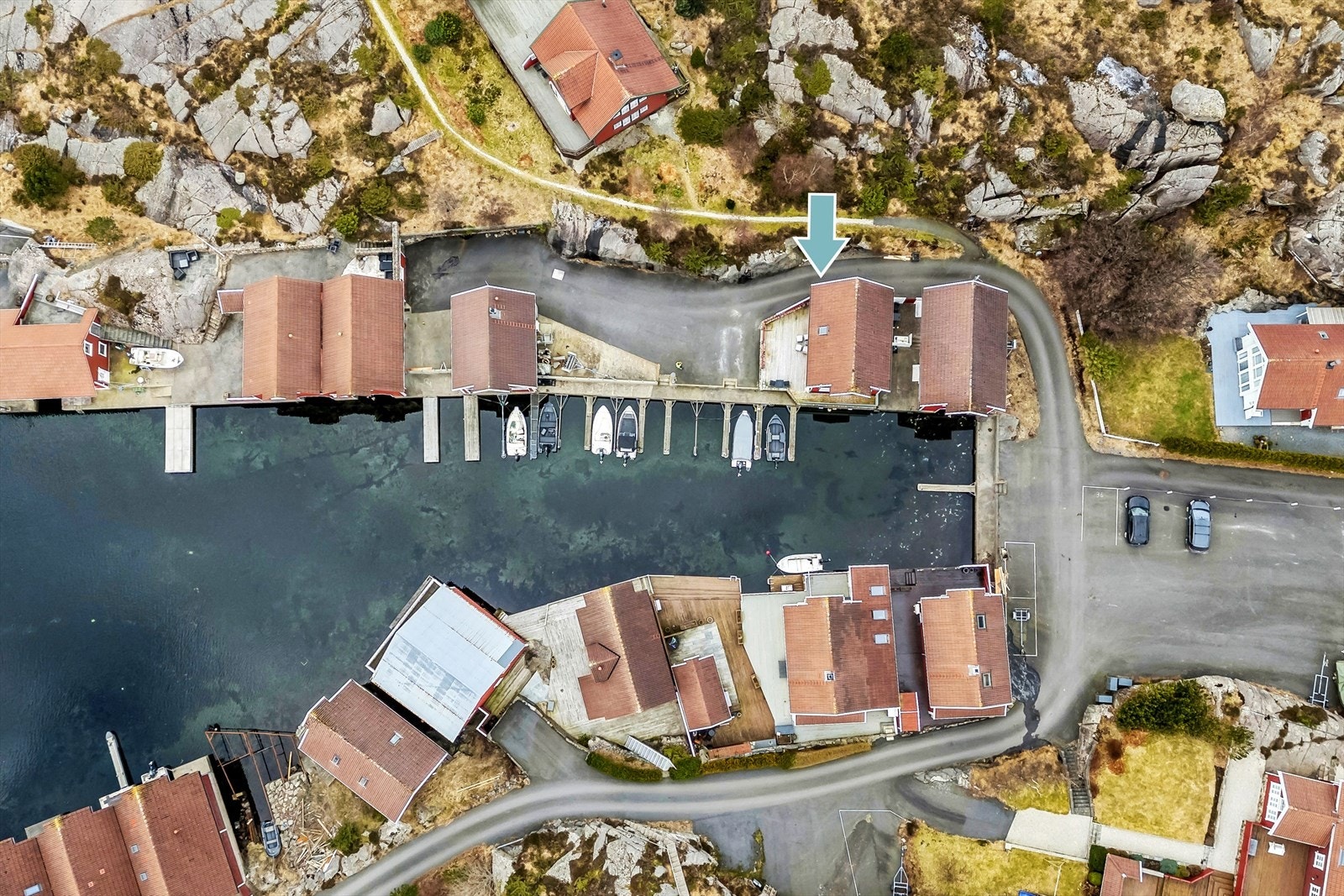 Inderste utliggeren tilhører selger. Man må legge båten på nord siden. Galleribilde