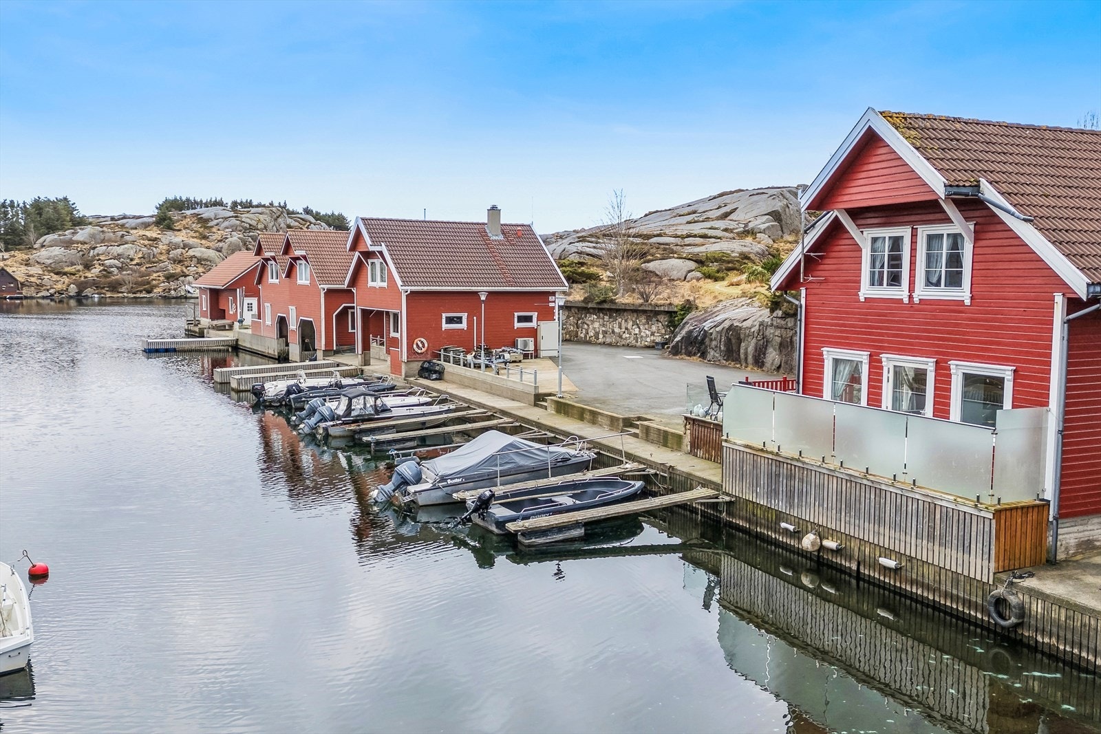 Seksarvik 32 er en fantastisk fritidseiendom med en attraktiv beliggenhet i sjøkanten i naturskjønne omgivelser på Eigerøy nær Eigersund sentrum. Galleribilde